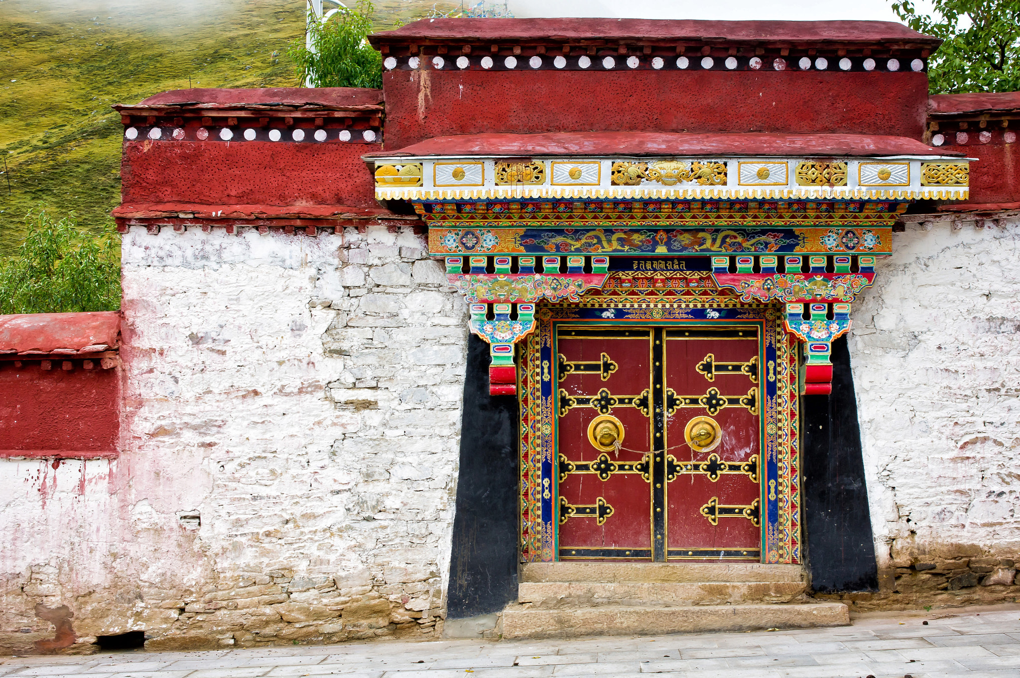 Sony Alpha NEX-3 + Sony DT 35mm F1.8 SAM sample photo. Traditional tibetan gates photography