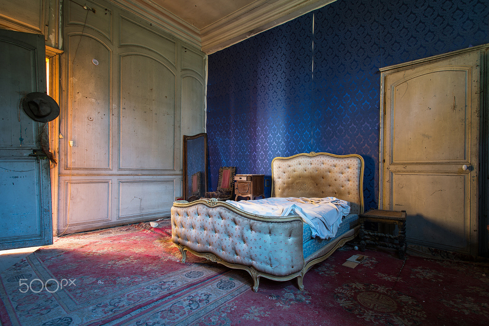Nikon AF-S Nikkor 17-35mm F2.8D ED-IF sample photo. Urbex bedroom photography