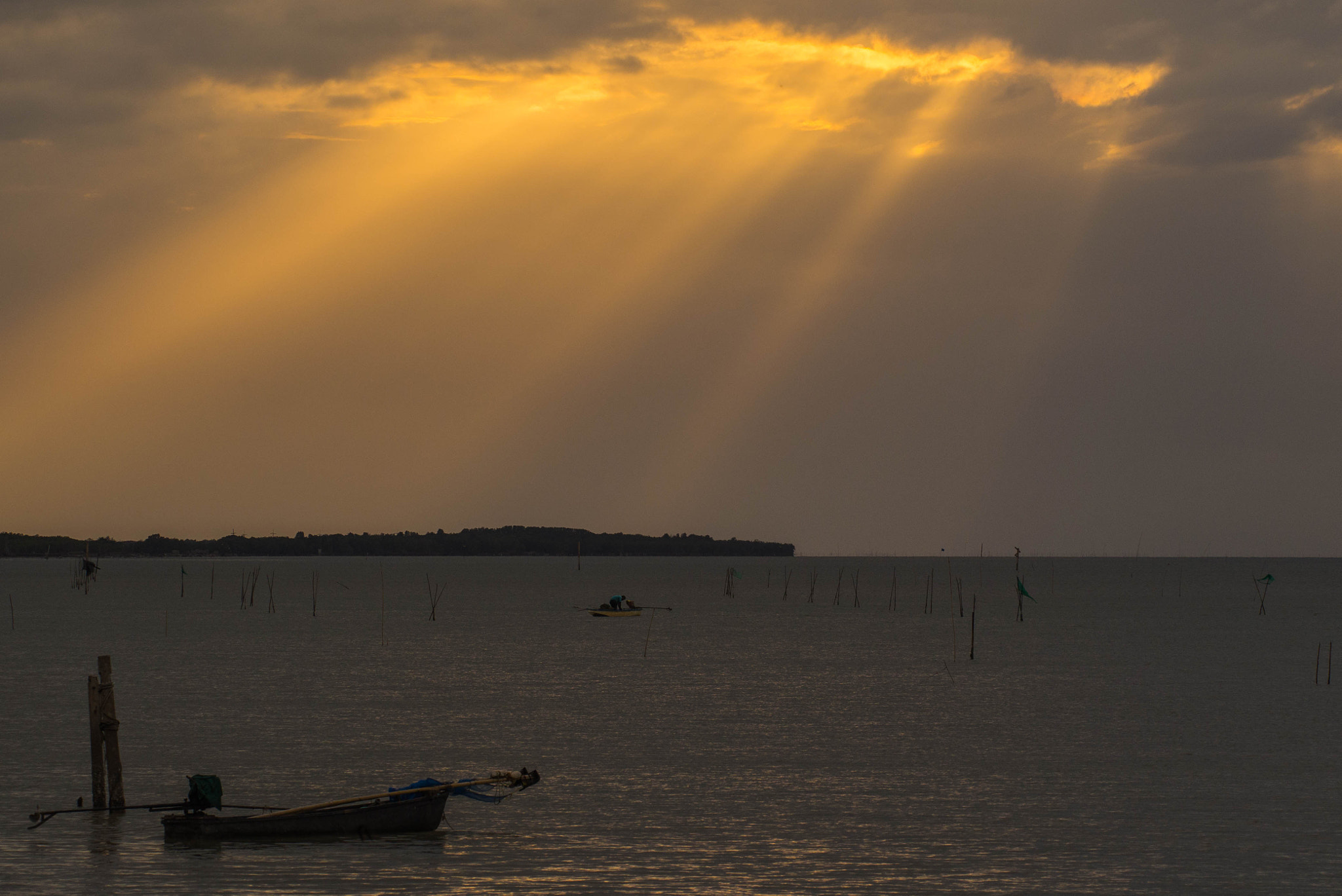 Olympus OM-D E-M5 + OLYMPUS M.75-300mm F4.8-6.7 sample photo. Sea mud red sky beautiful clouds. photography