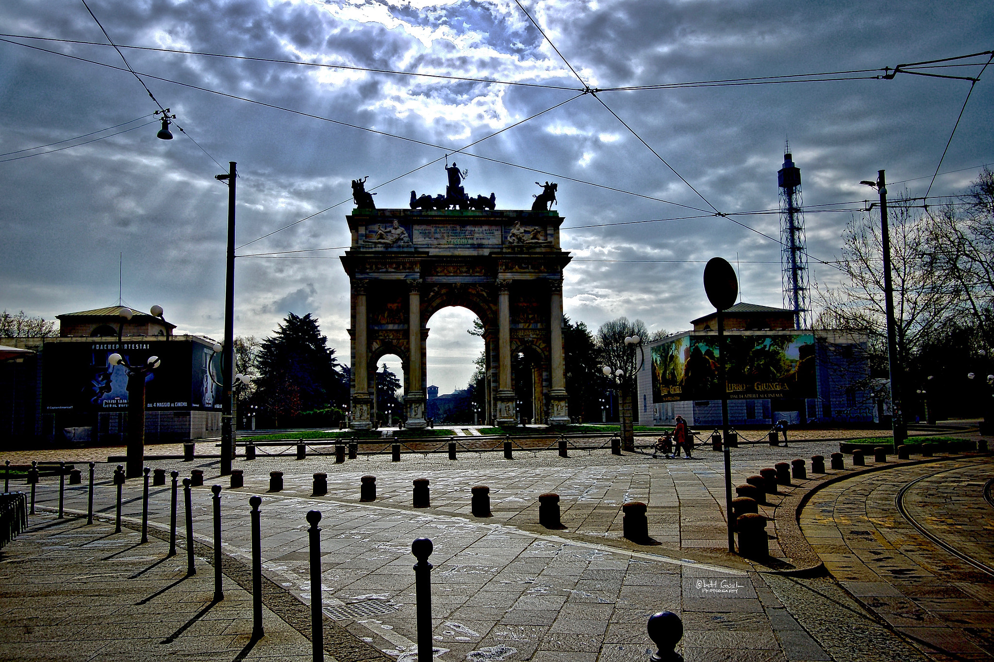 Sony a7R + Sony E 10-18mm F4 OSS sample photo. Arco della pace photography