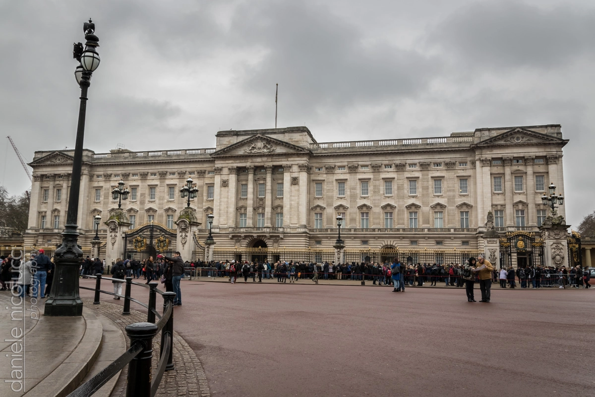 Sigma 18-250mm F3.5-6.3 DC OS HSM sample photo. Buckingham palace photography