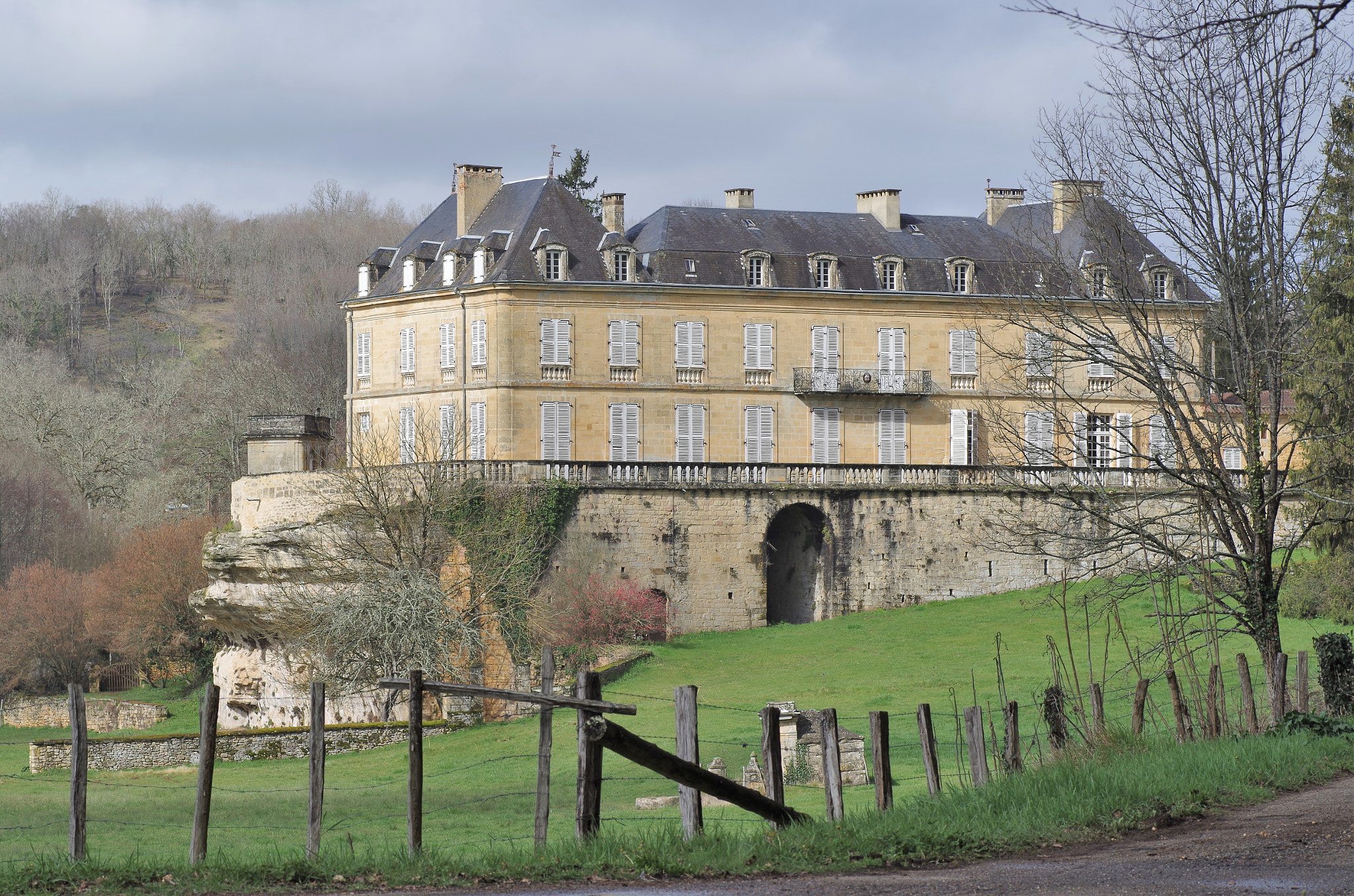 Pentax K-30 + Tamron SP AF 90mm F2.8 Di Macro sample photo. Châteaux du périgord photography