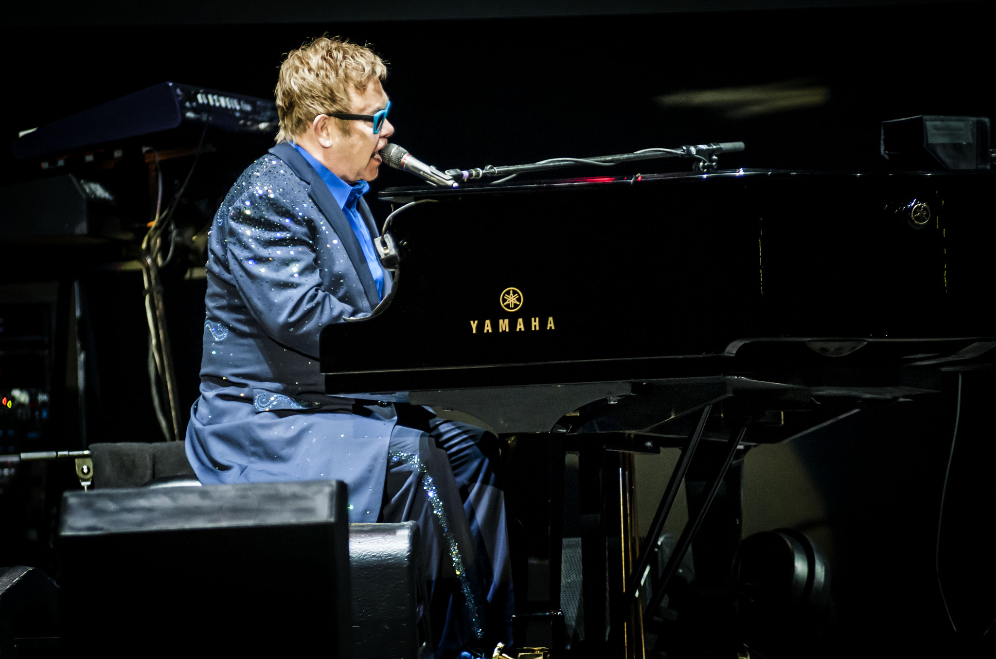 AF Zoom-Nikkor 80-200mm f/2.8 ED sample photo. Elton john live in lucca summer festival photography