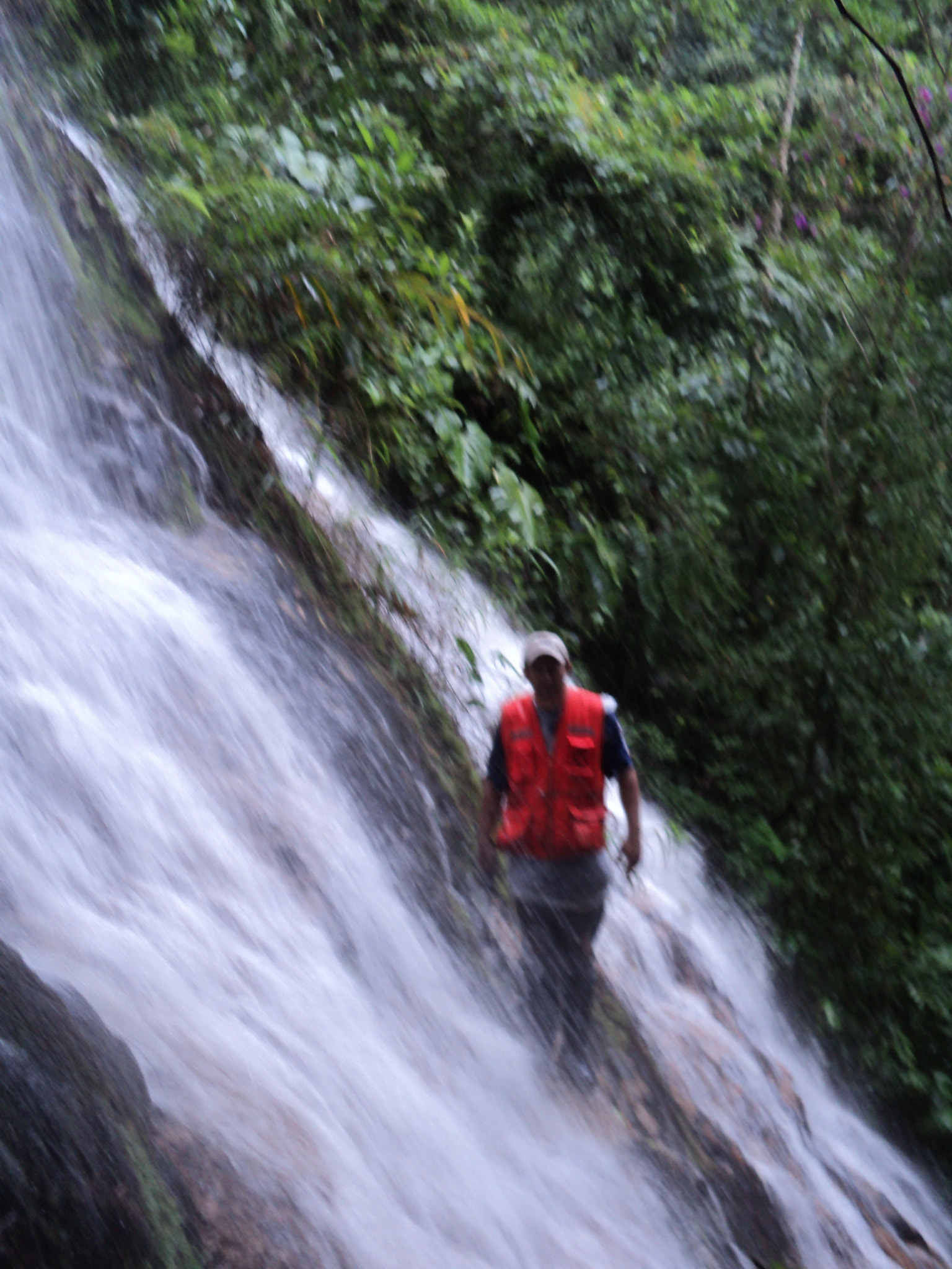 Sony DSC-S2000 sample photo. Walking on water ... photography