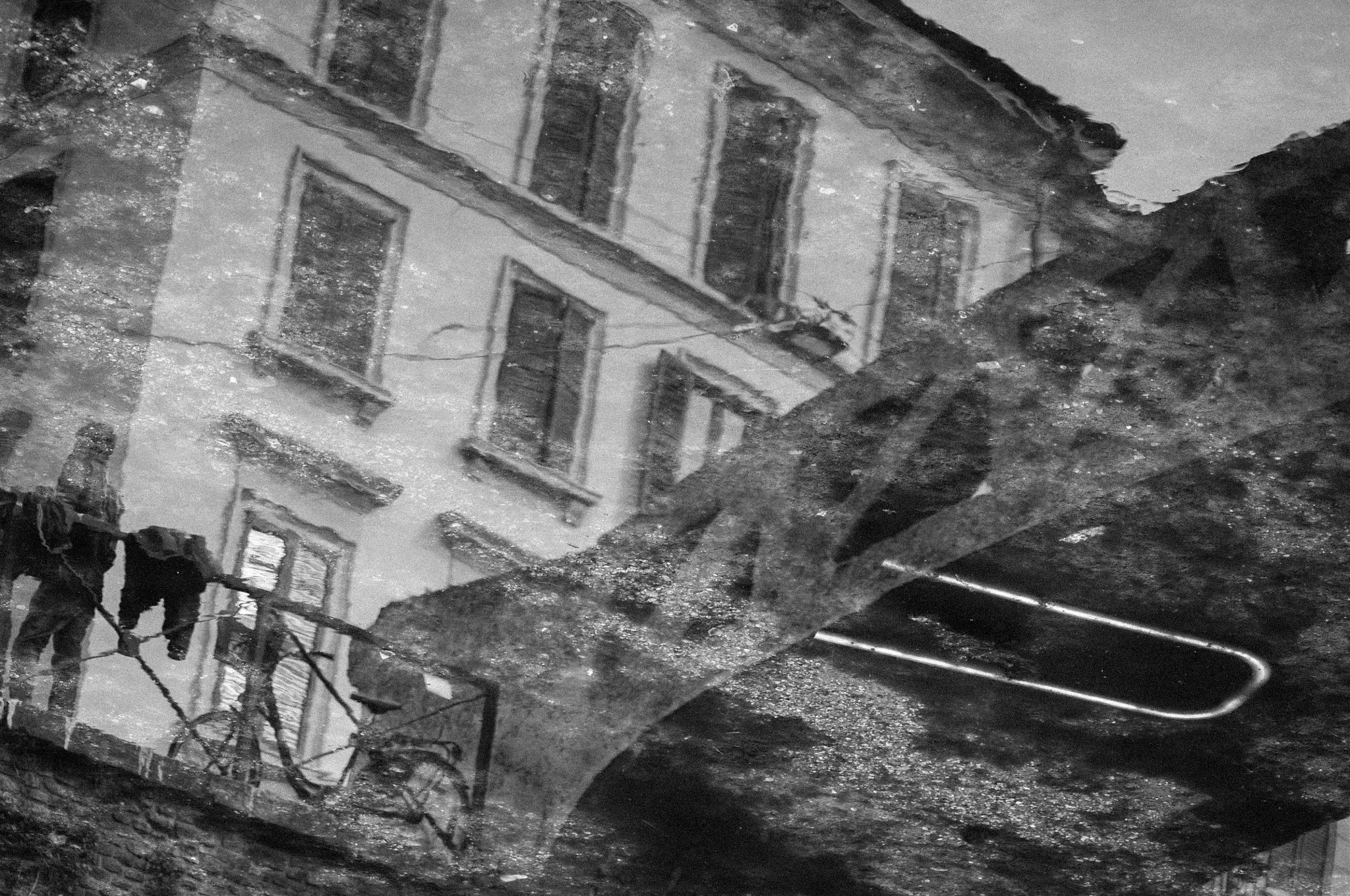 Nikon D90 + AF Nikkor 70-210mm f/4-5.6 sample photo. Naviglio violato. | rubbish in the canal photography