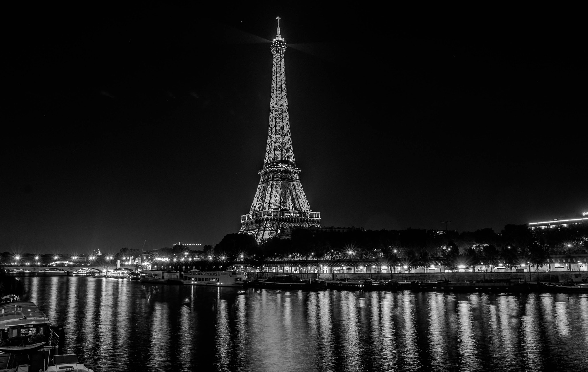 Nikon D90 + Sigma 18-35mm F1.8 DC HSM Art sample photo. Watching over the seine photography