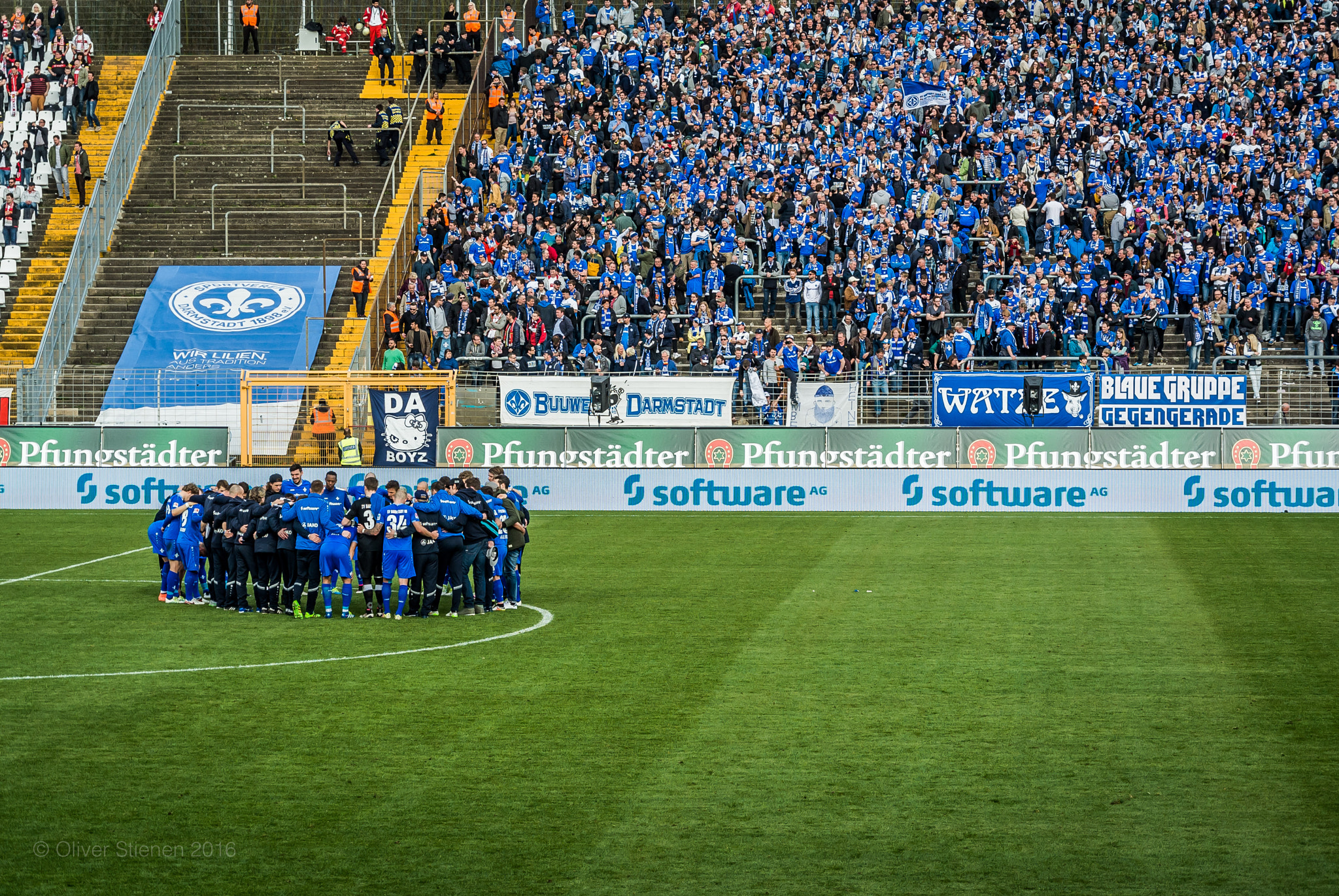 Nikon 1 Nikkor VR 30-110mm F3.8-5.6 sample photo. Team spirit/ teamgeist photography