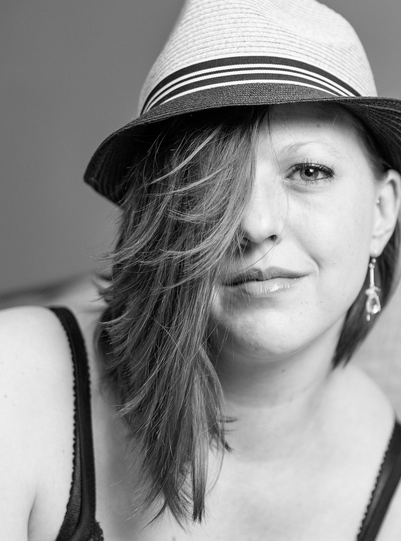 Sony a7R II + Sigma 35mm F1.4 DG HSM Art sample photo. Elegance in a hat photography