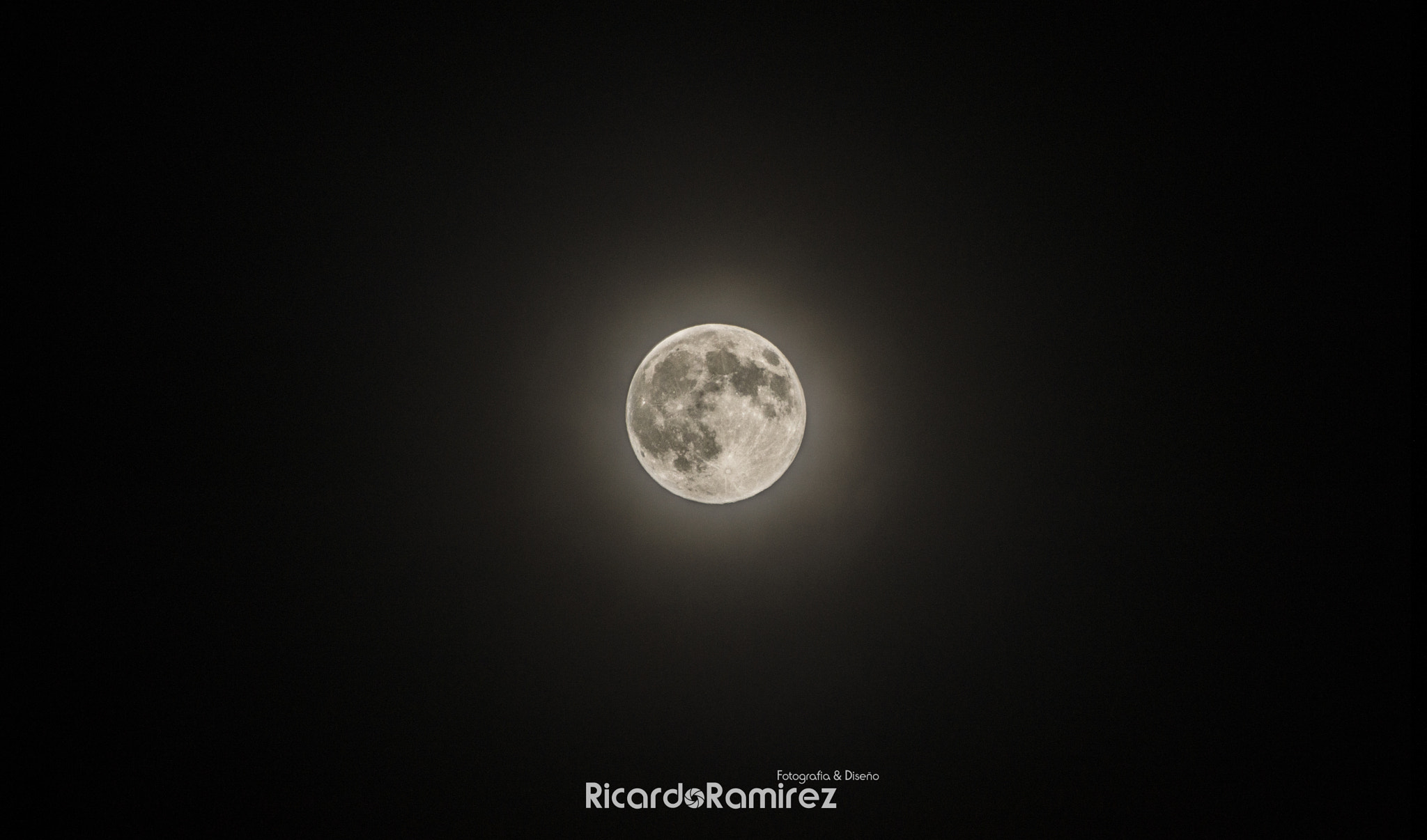 Sony 75-300mm F4.5-5.6 sample photo. The moon photography