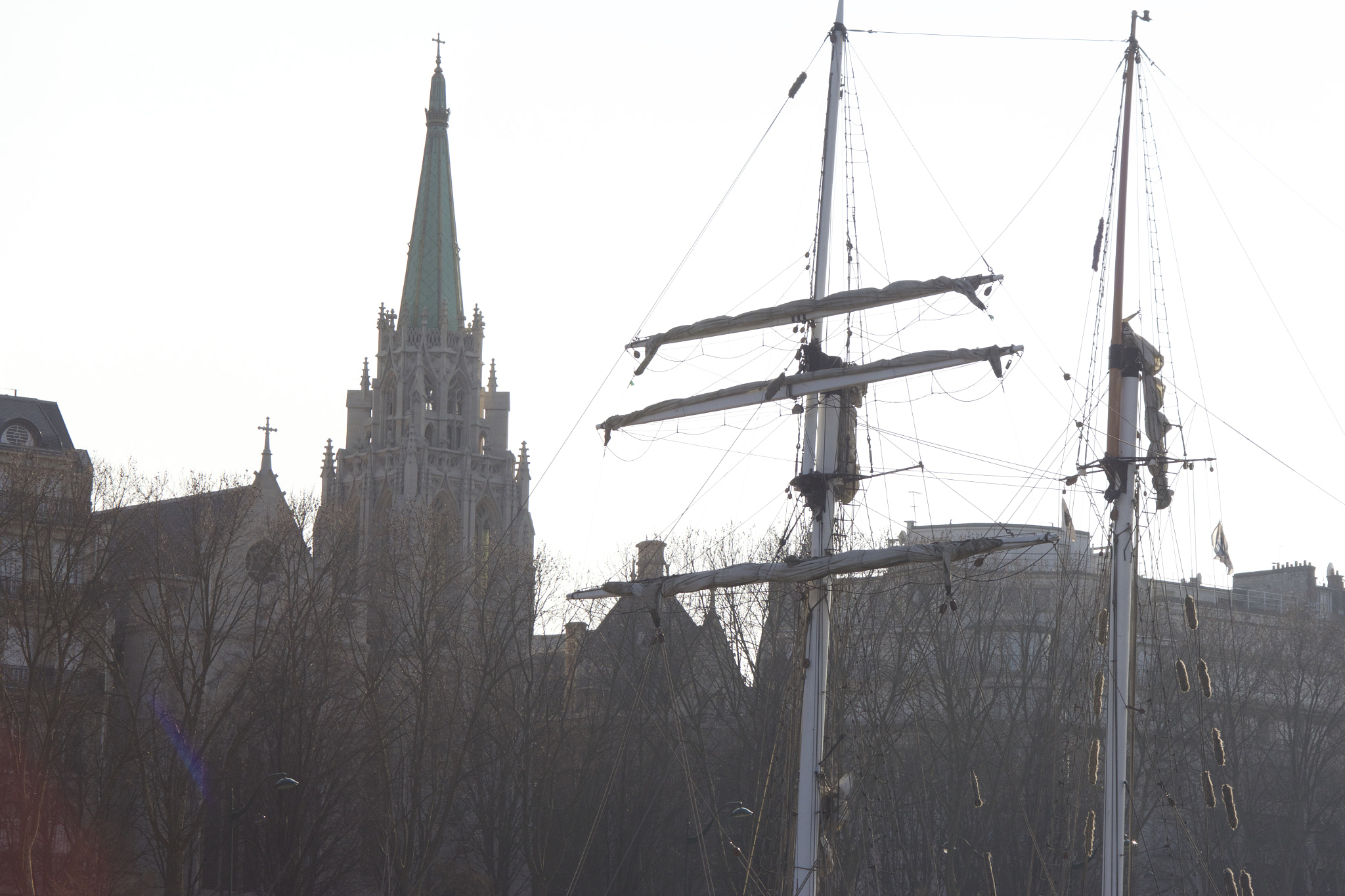 Canon EF 28-80mm f/2.8-4L sample photo. Boat on the seine photography