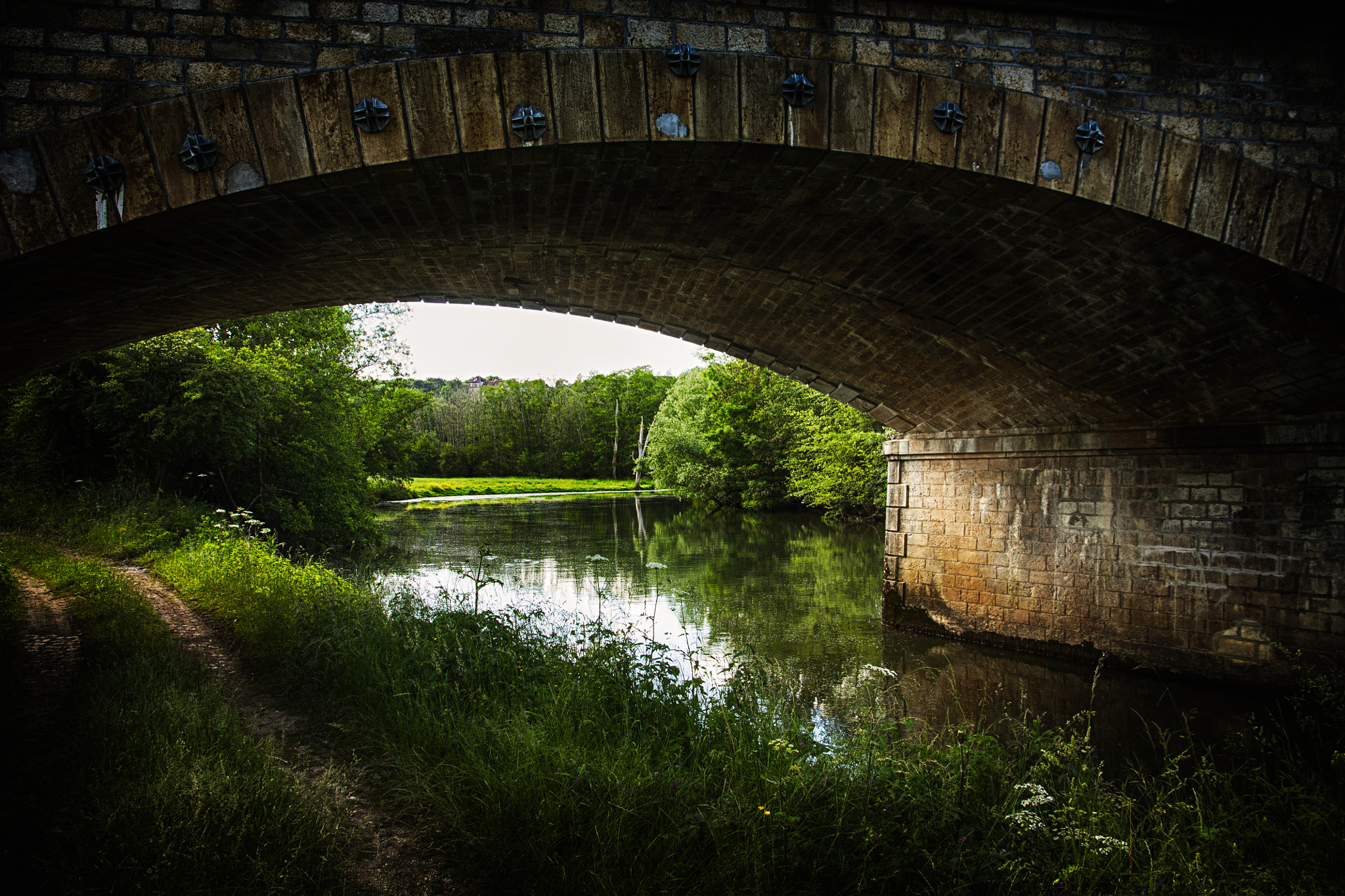 Canon EOS 450D (EOS Rebel XSi / EOS Kiss X2) sample photo. The bridge near vezelay photography