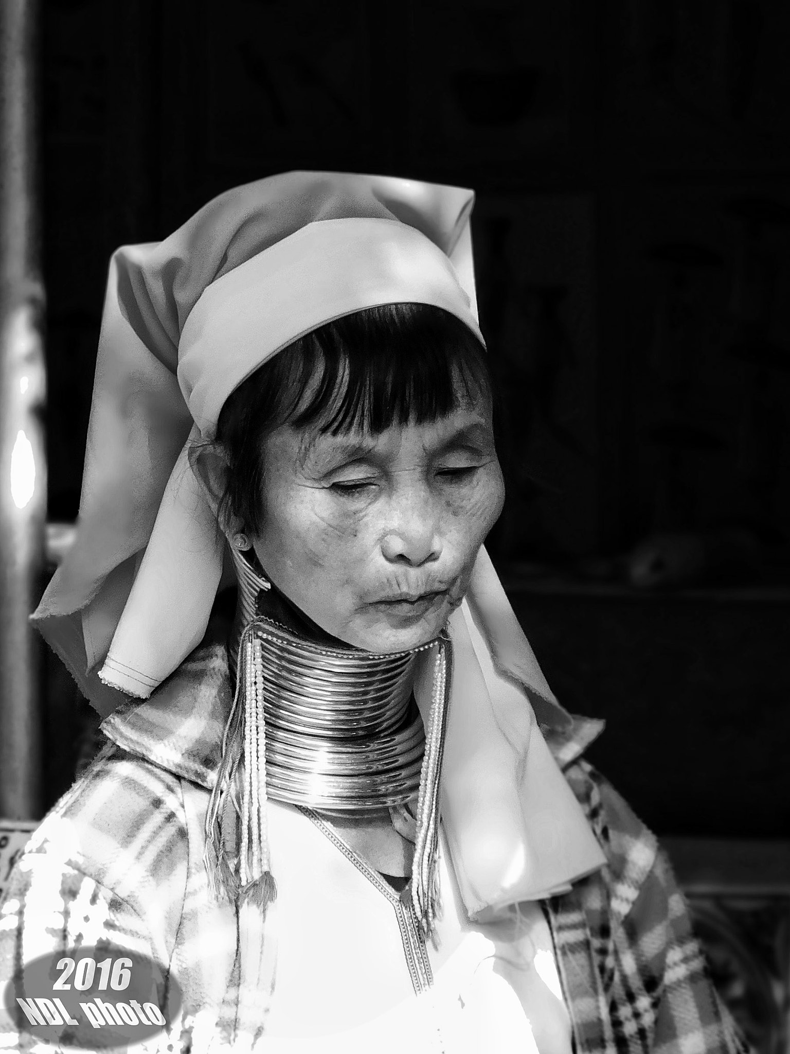 Fujifilm FinePix HS55EXR sample photo. Ka´yan woman in myanmar photography
