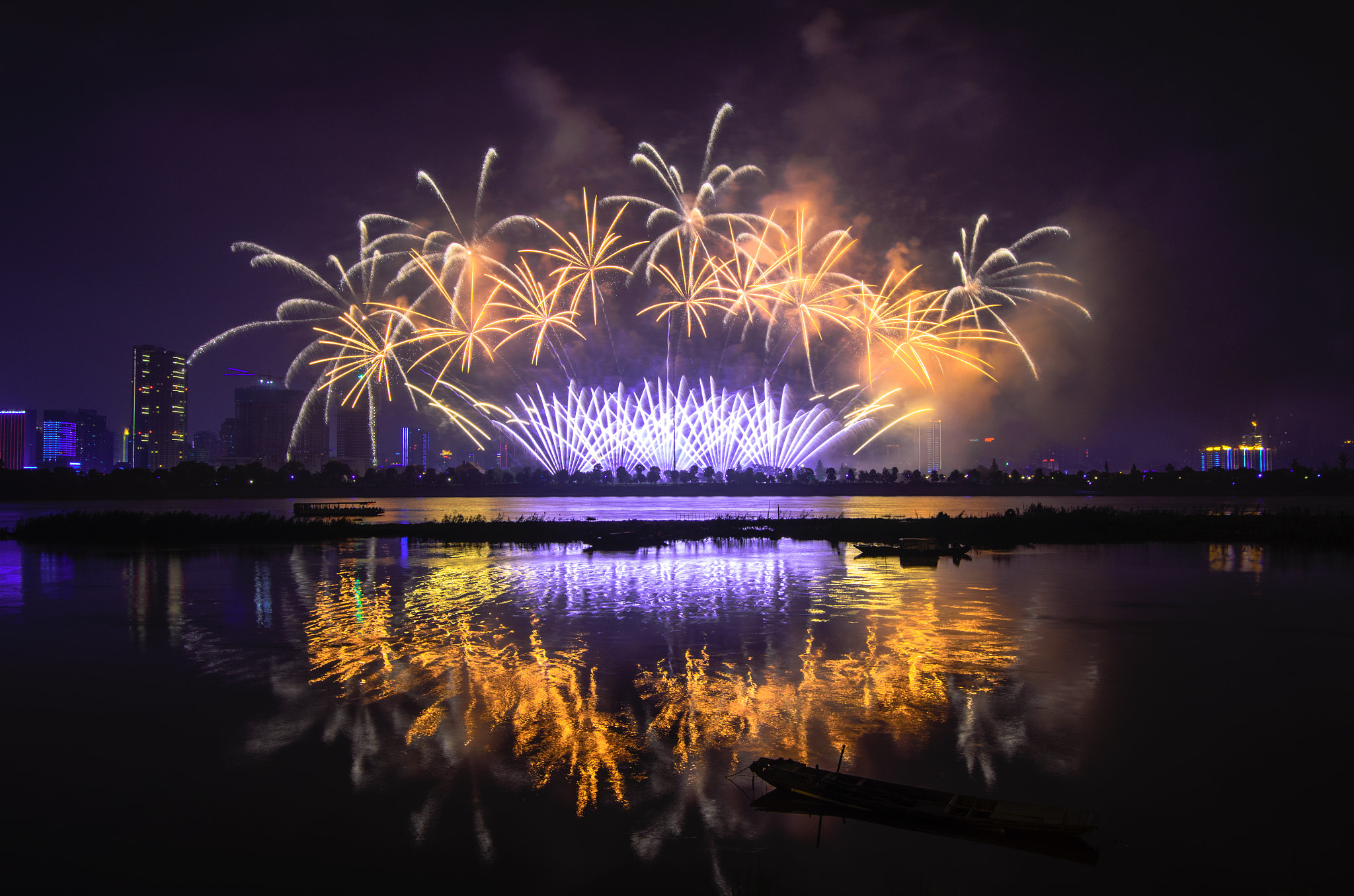 Nikon AF-S Nikkor 16-35mm F4G ED VR sample photo. Changsha fireworks photography