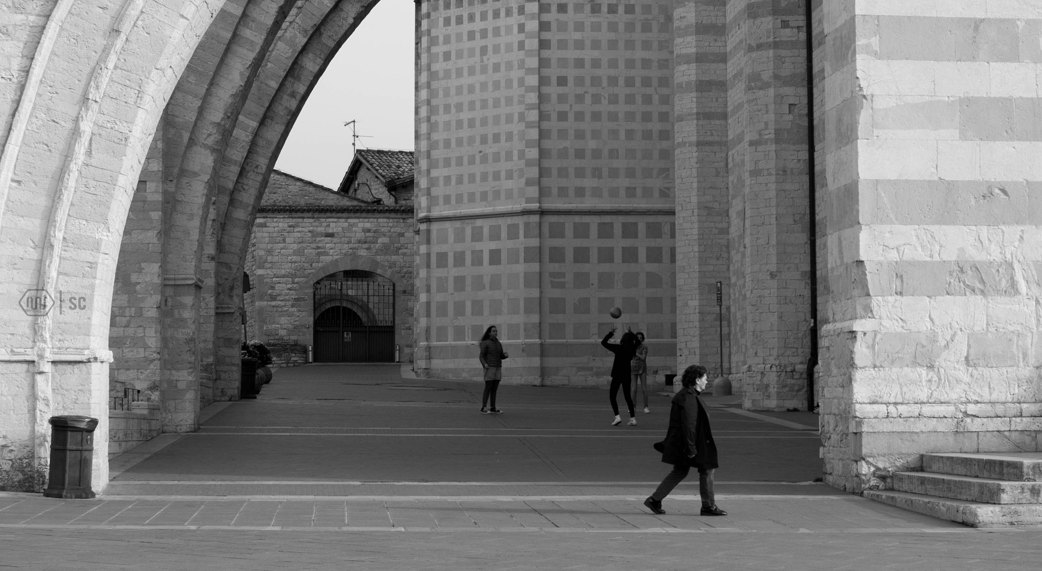 AF Zoom-Nikkor 28-80mm f/3.5-5.6D sample photo. Walk photography