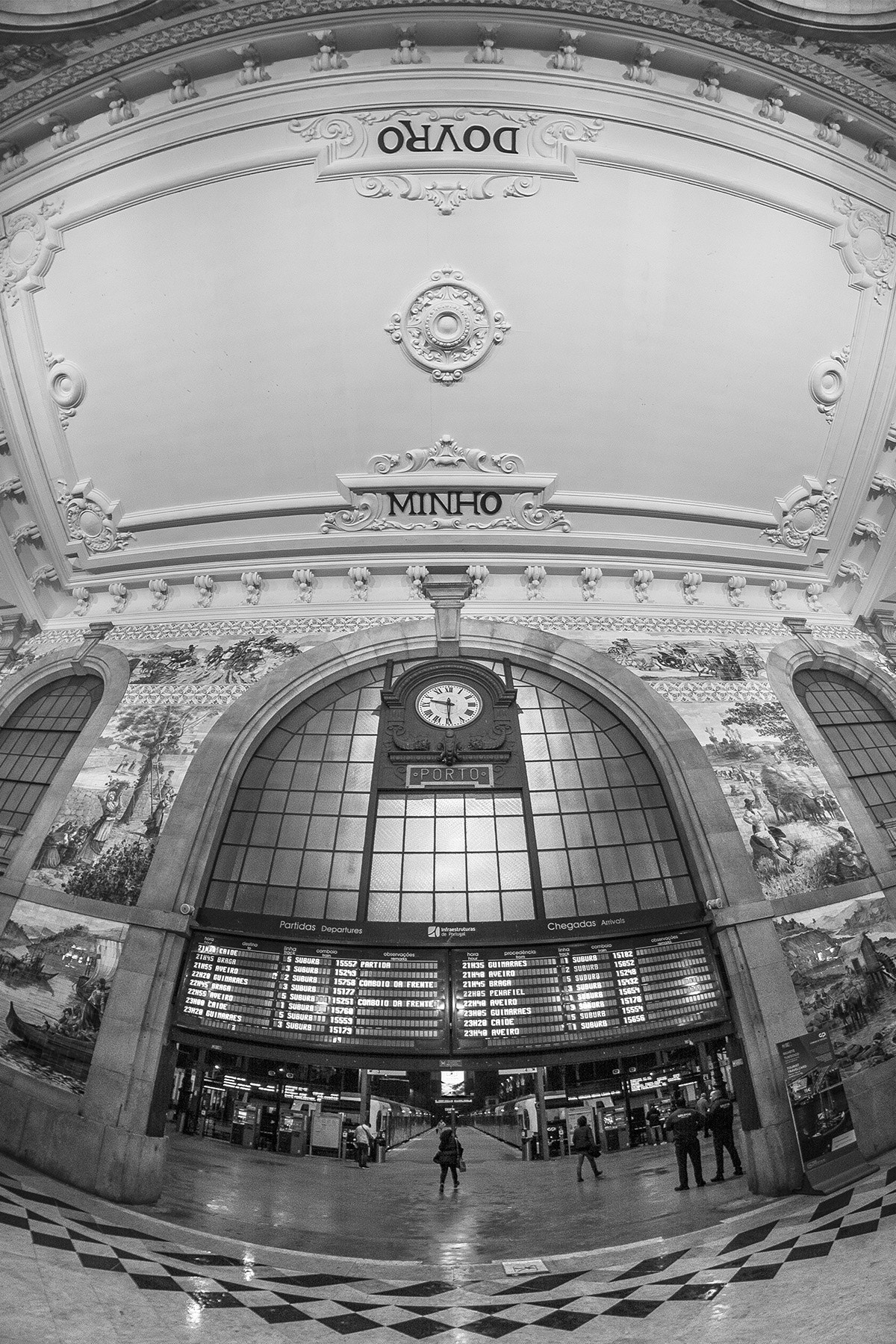 Nikon D5200 + Samyang 8mm F3.5 Aspherical IF MC Fisheye sample photo. São bento station photography