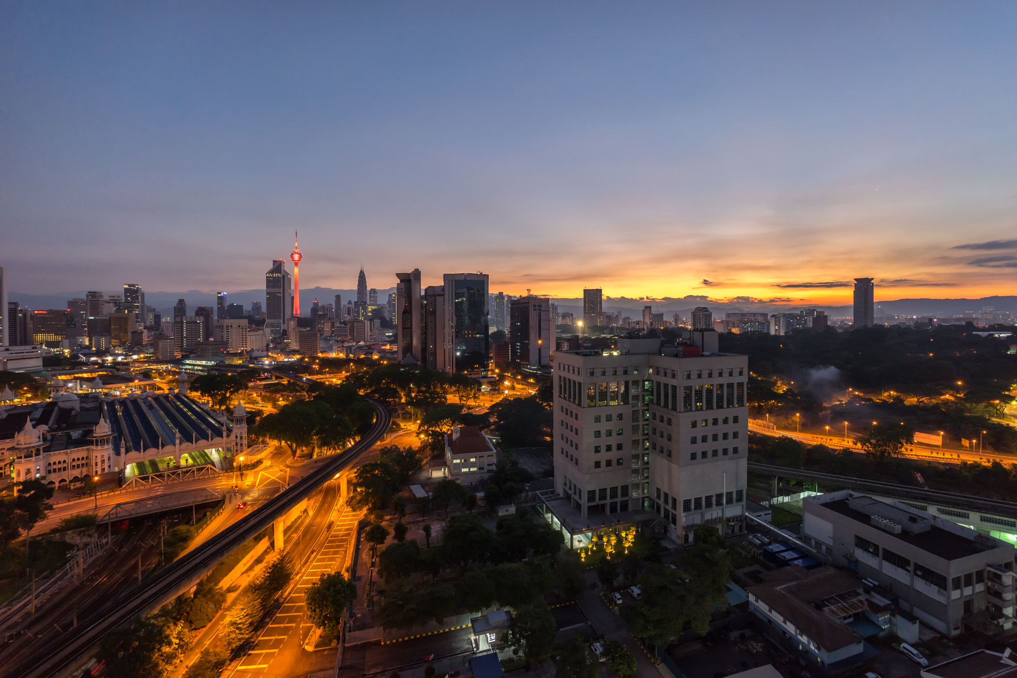 Sony E 10-18mm F4 OSS sample photo. Sun ray at kuala lumpur city photography
