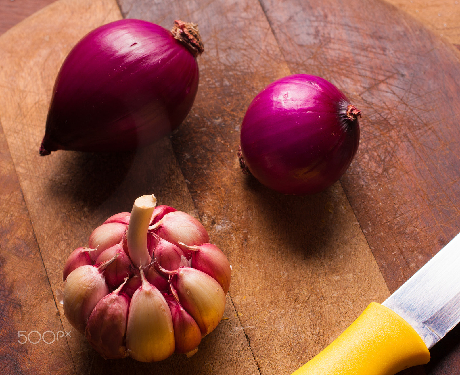Canon EOS 40D + Sigma 50mm f/2.8 EX sample photo. Red onions and garlic photography