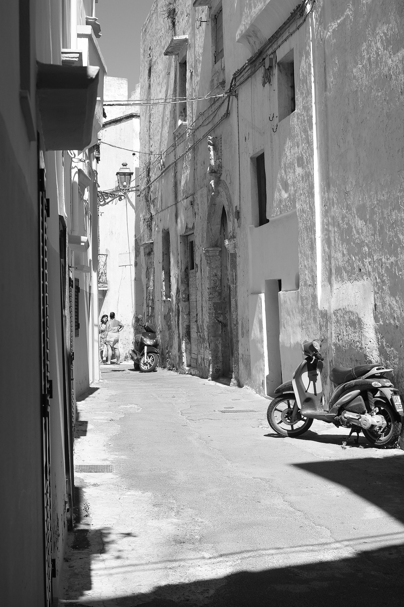 Canon EOS 600D (Rebel EOS T3i / EOS Kiss X5) + Canon EF 35mm F2 sample photo. Rue de gallipoli photography