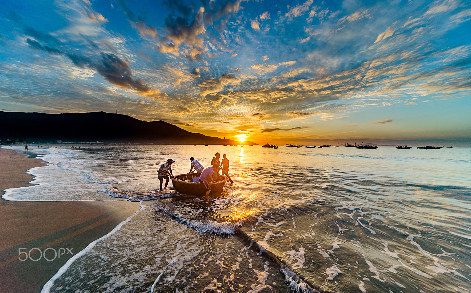 Sigma 12-24mm F4.5-5.6 EX DG Aspherical HSM sample photo. Newday in da nang's beach... photography