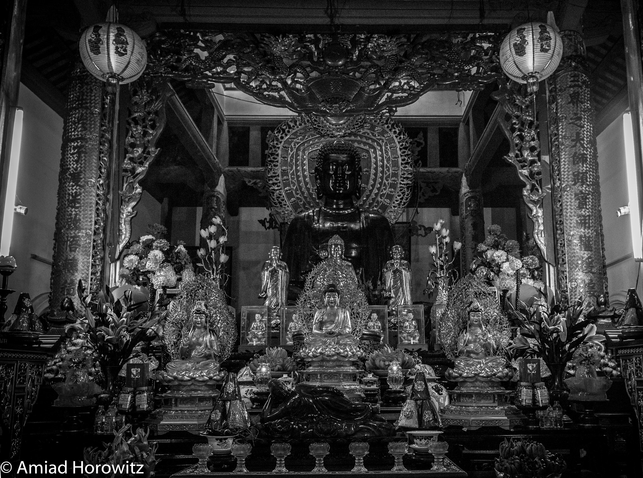 Canon EOS 700D (EOS Rebel T5i / EOS Kiss X7i) + Canon EF 16-35mm F4L IS USM sample photo. Bronze buddha photography