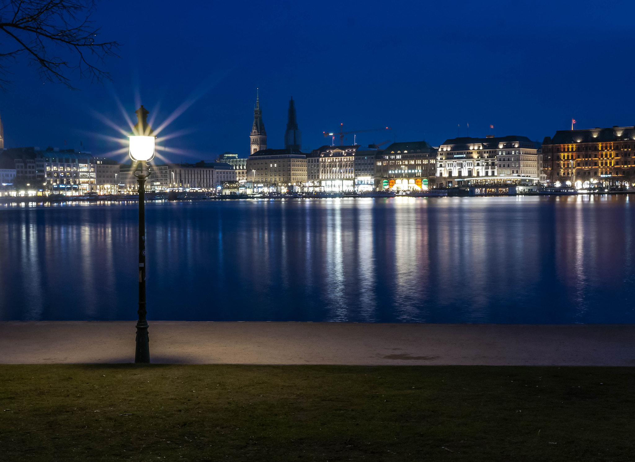 Sony Alpha NEX-5R + Sony Sonnar T* E 24mm F1.8 ZA sample photo. Alster lake, jungfernstieg, hamburg photography