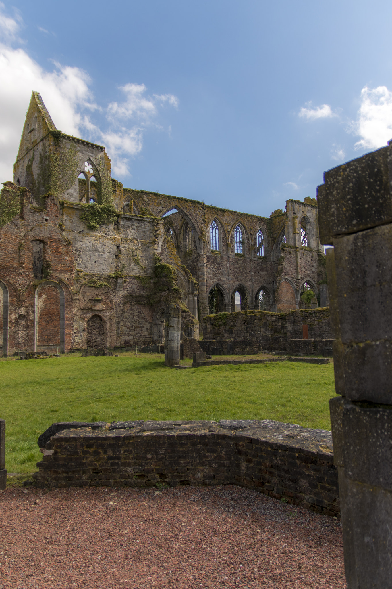 Nikon D5500 + Sigma 17-70mm F2.8-4 DC Macro OS HSM | C sample photo. Abbaye d'aulne jardin intérieur photography