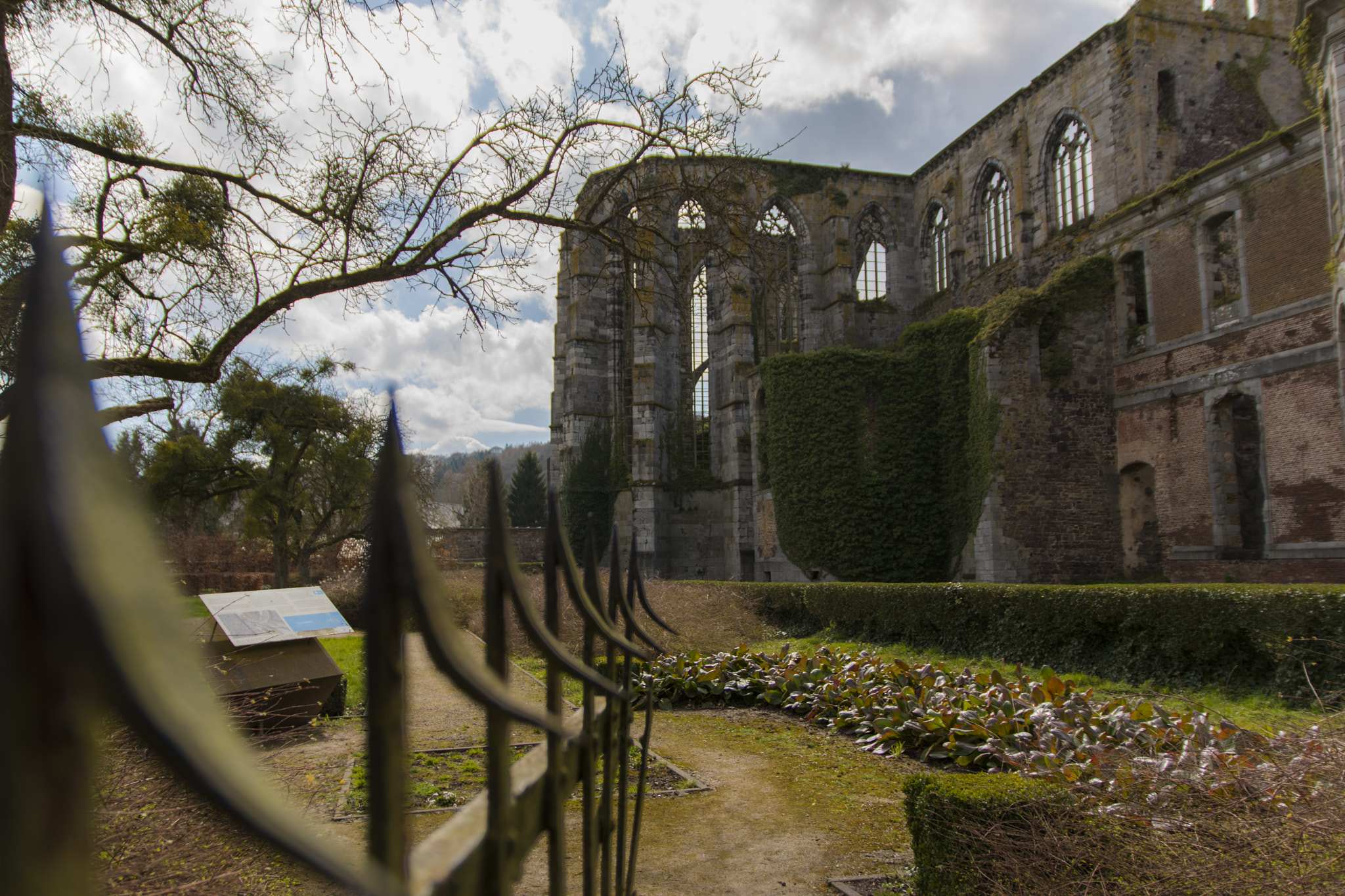 Sigma 17-70mm F2.8-4 DC Macro OS HSM | C sample photo. Abbaye d'aulne panorama barrière photography
