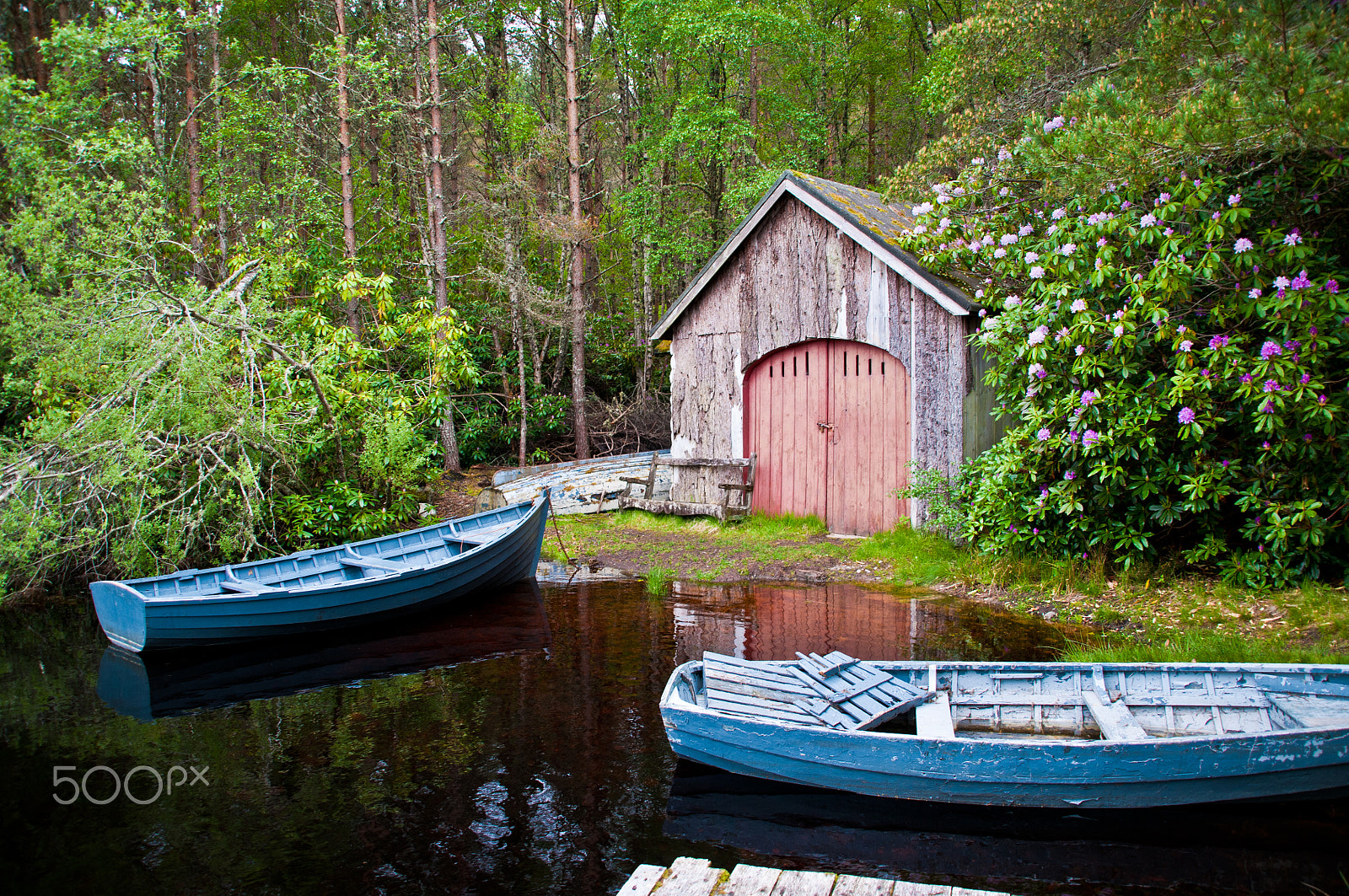 Nikon D300 + Sigma 18-200mm F3.5-6.3 DC sample photo. By the boathouse photography