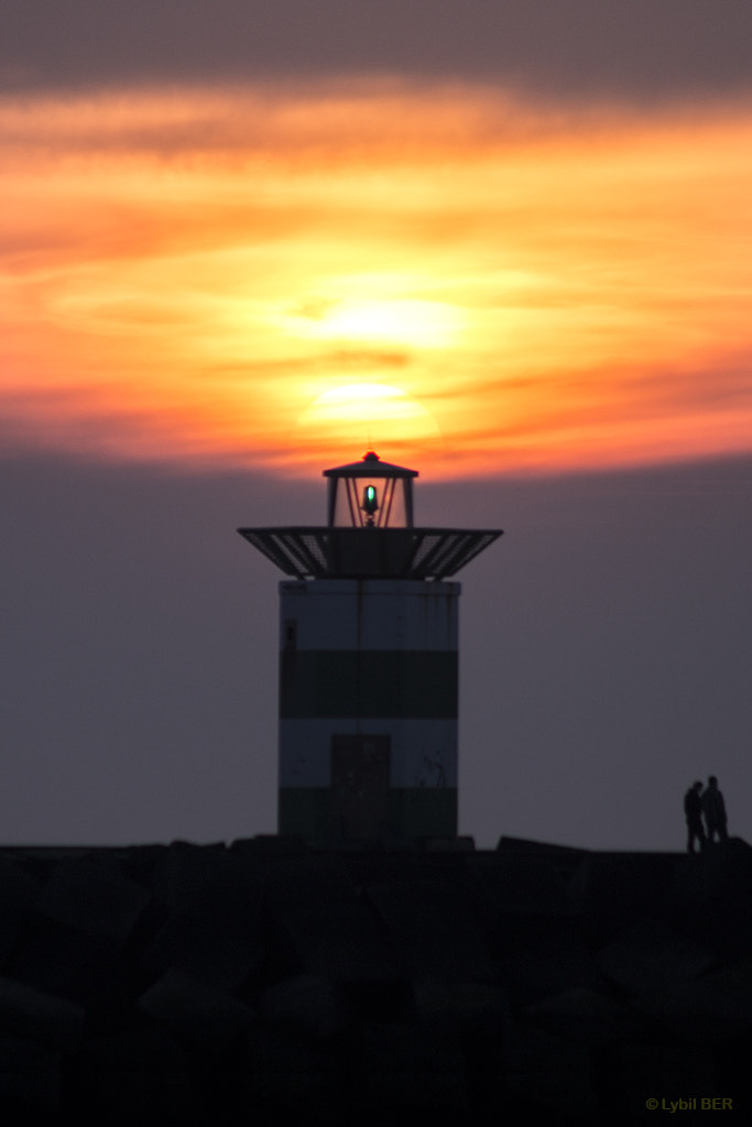 Canon EF 75-300mm F4.0-5.6 IS USM sample photo. Light house at scheveningen photography