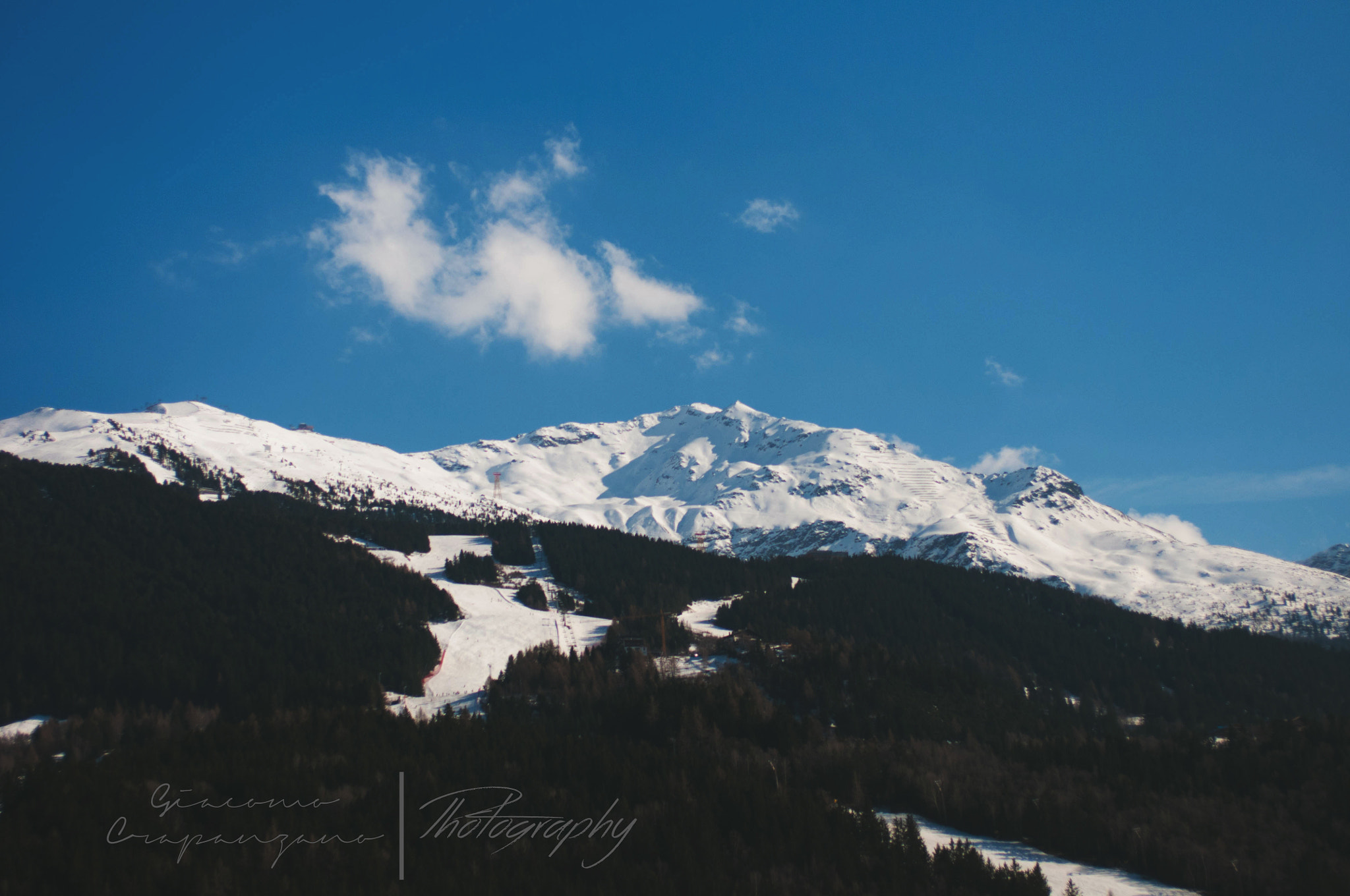 Nikon D300 + AF Zoom-Nikkor 35-70mm f/2.8D sample photo. Wind-shaped cloud. photography