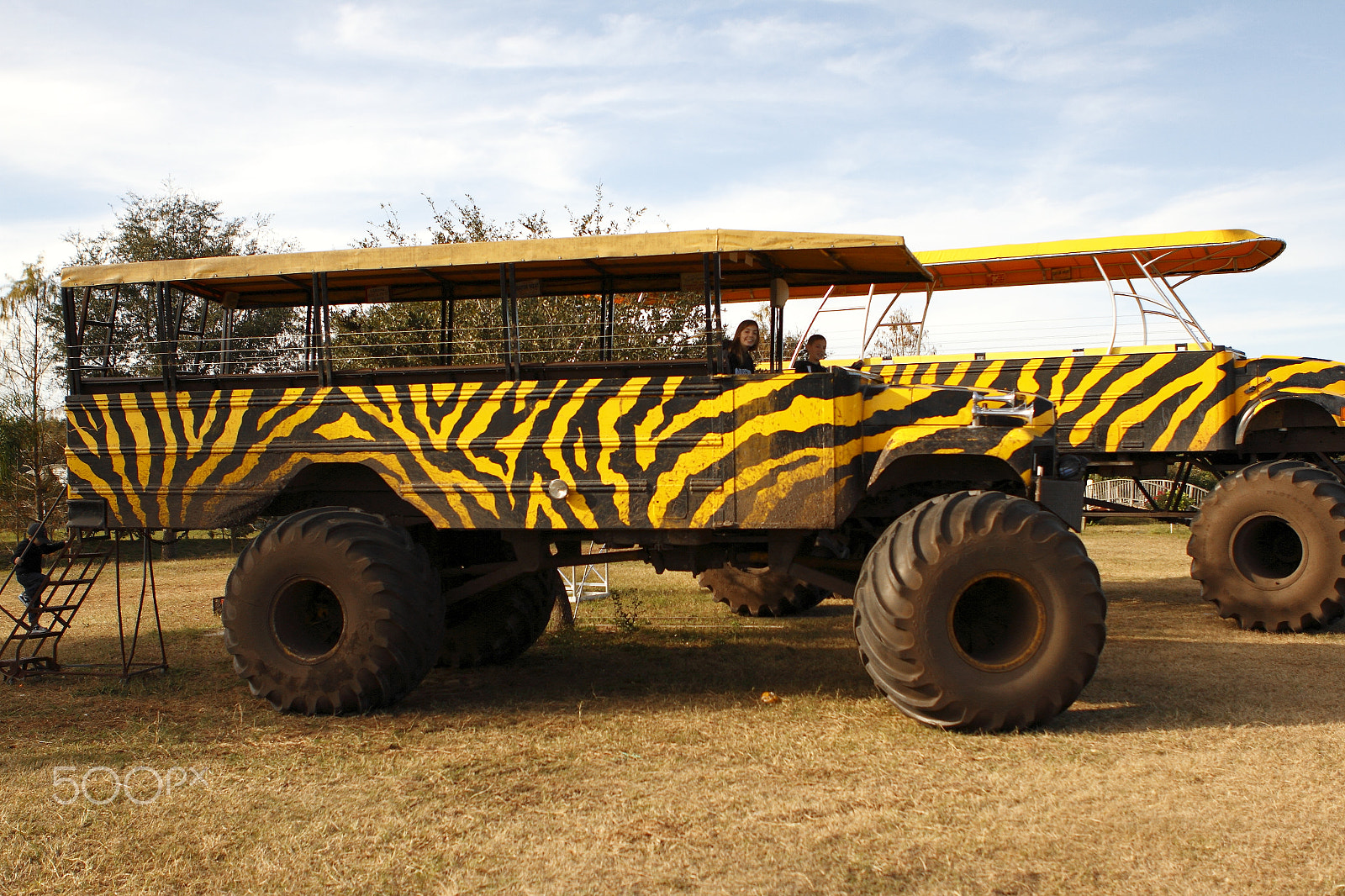 Canon EOS 7D + Canon EF 24-70mm F2.8L USM sample photo. Tour bus photography