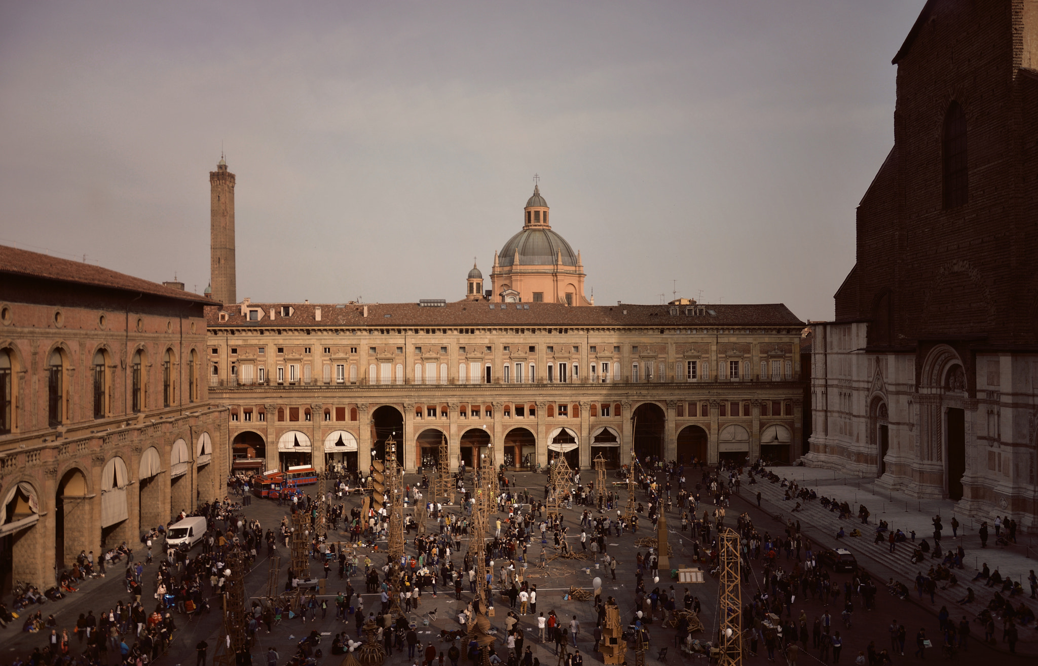 Nikon D3200 + IX-Nikkor 24-70mm f/3.5-5.6 sample photo. Le torri - piazza maggiore photography