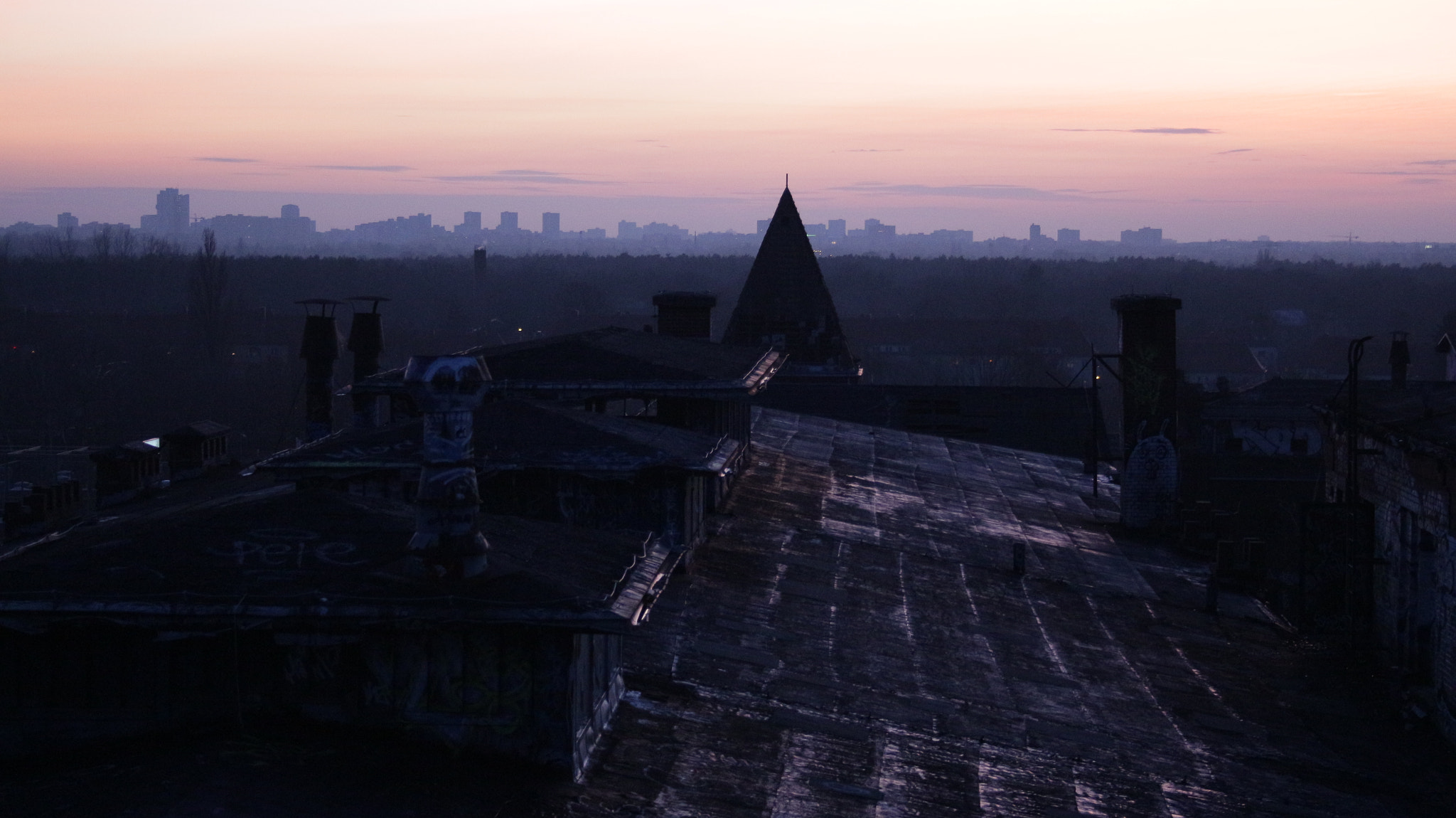 Canon EF-S 18-55mm F3.5-5.6 sample photo. Roof photography