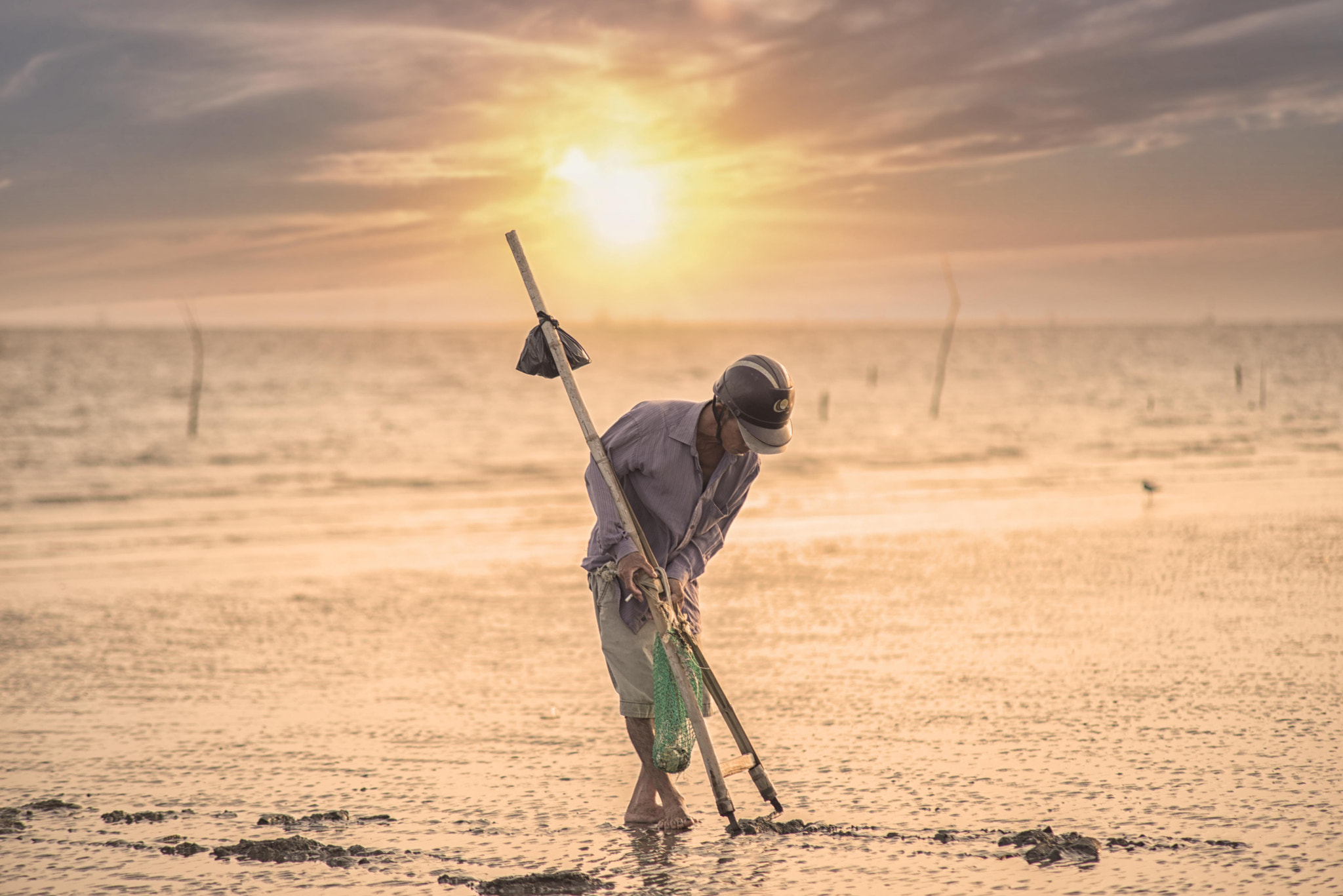 Nikon D610 + AF Zoom-Nikkor 70-210mm f/4 sample photo. Person clam rakes photography