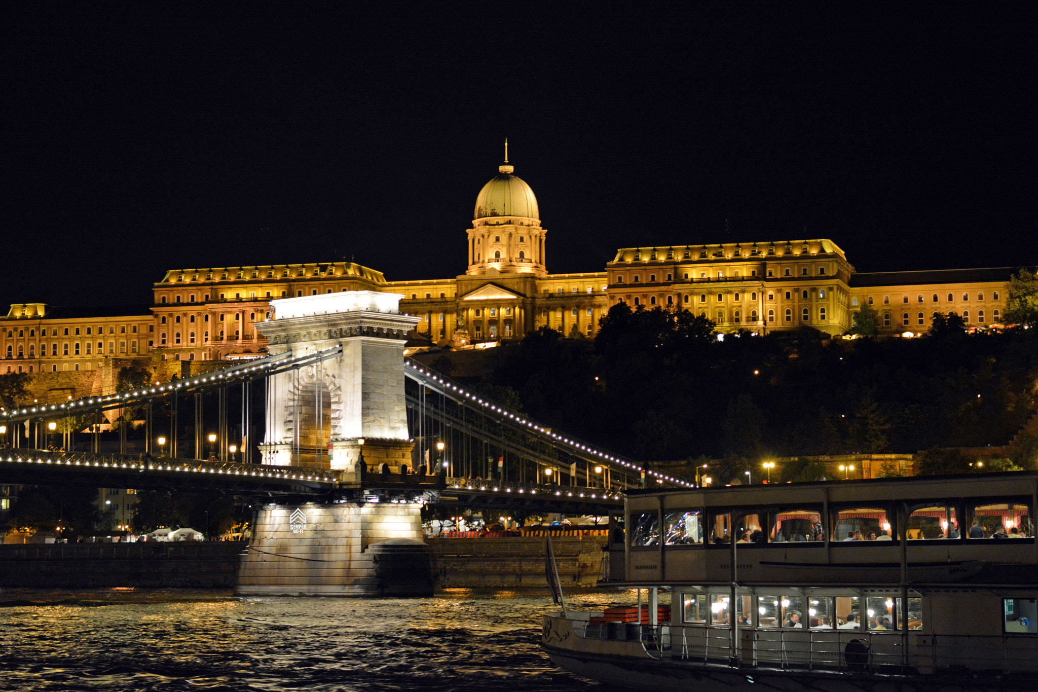 AF Zoom-Nikkor 80-200mm f/4.5-5.6D sample photo. Dinner on the danube river photography