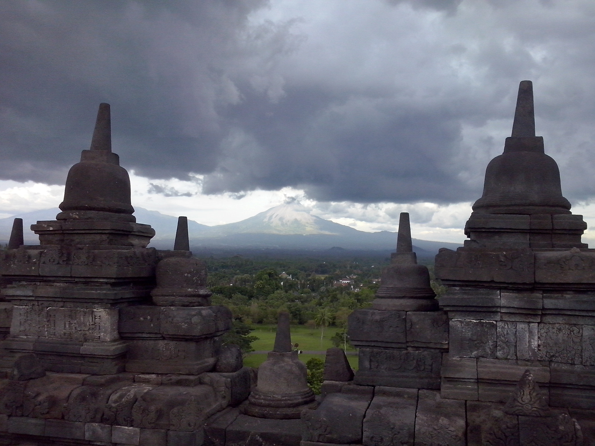 LG OPTIMUS L5 II sample photo. Cloud hanging over borobudur temple photography