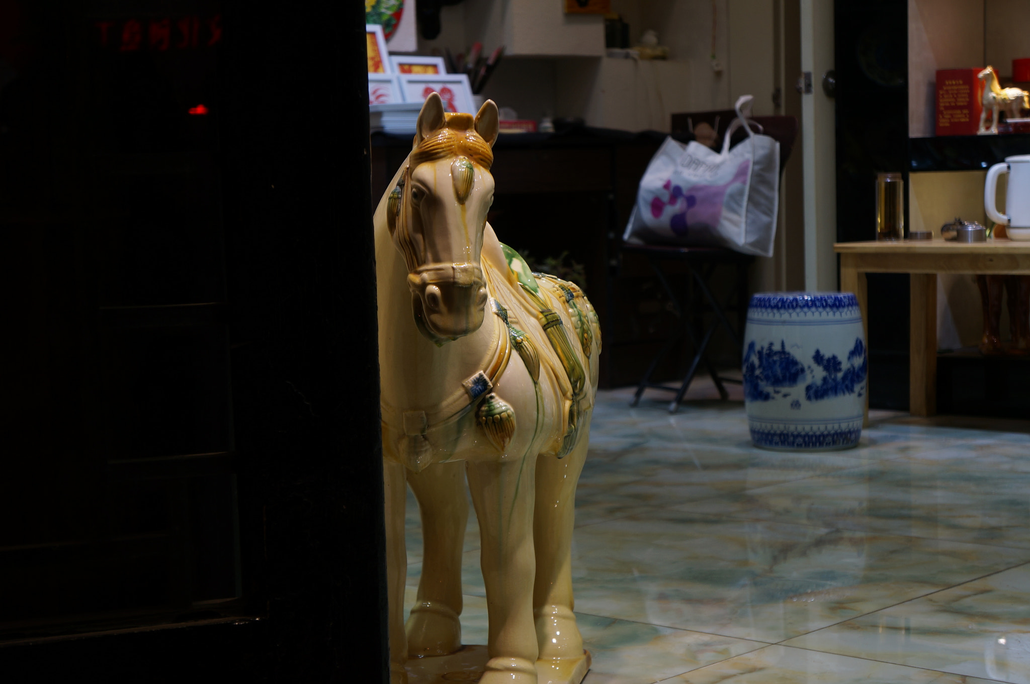 Sony E 18-55mm F3.5-5.6 OSS sample photo. Peep photography