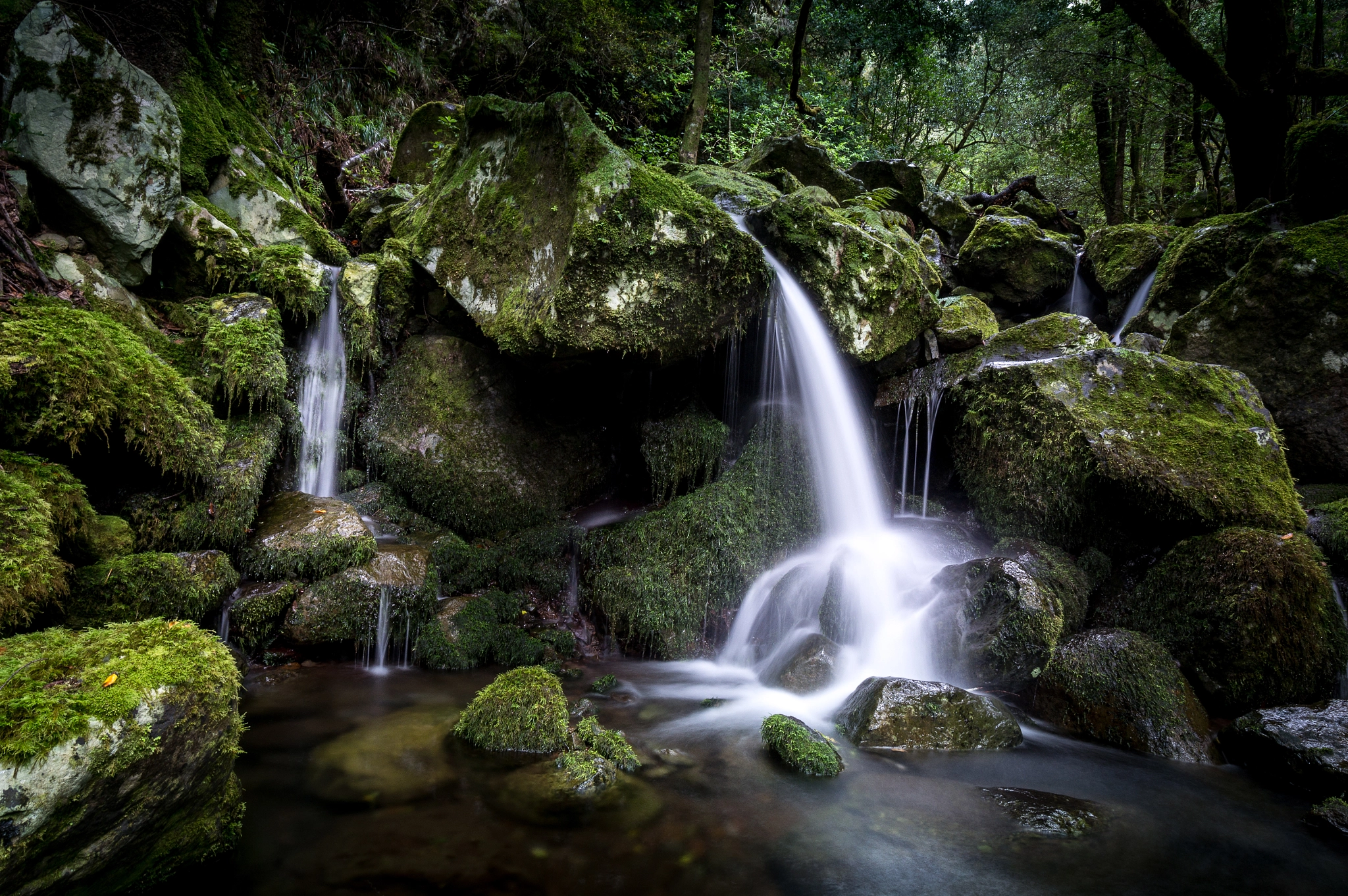 Sony Alpha NEX-6 + Sony E 10-18mm F4 OSS sample photo. Calm waterfall photography