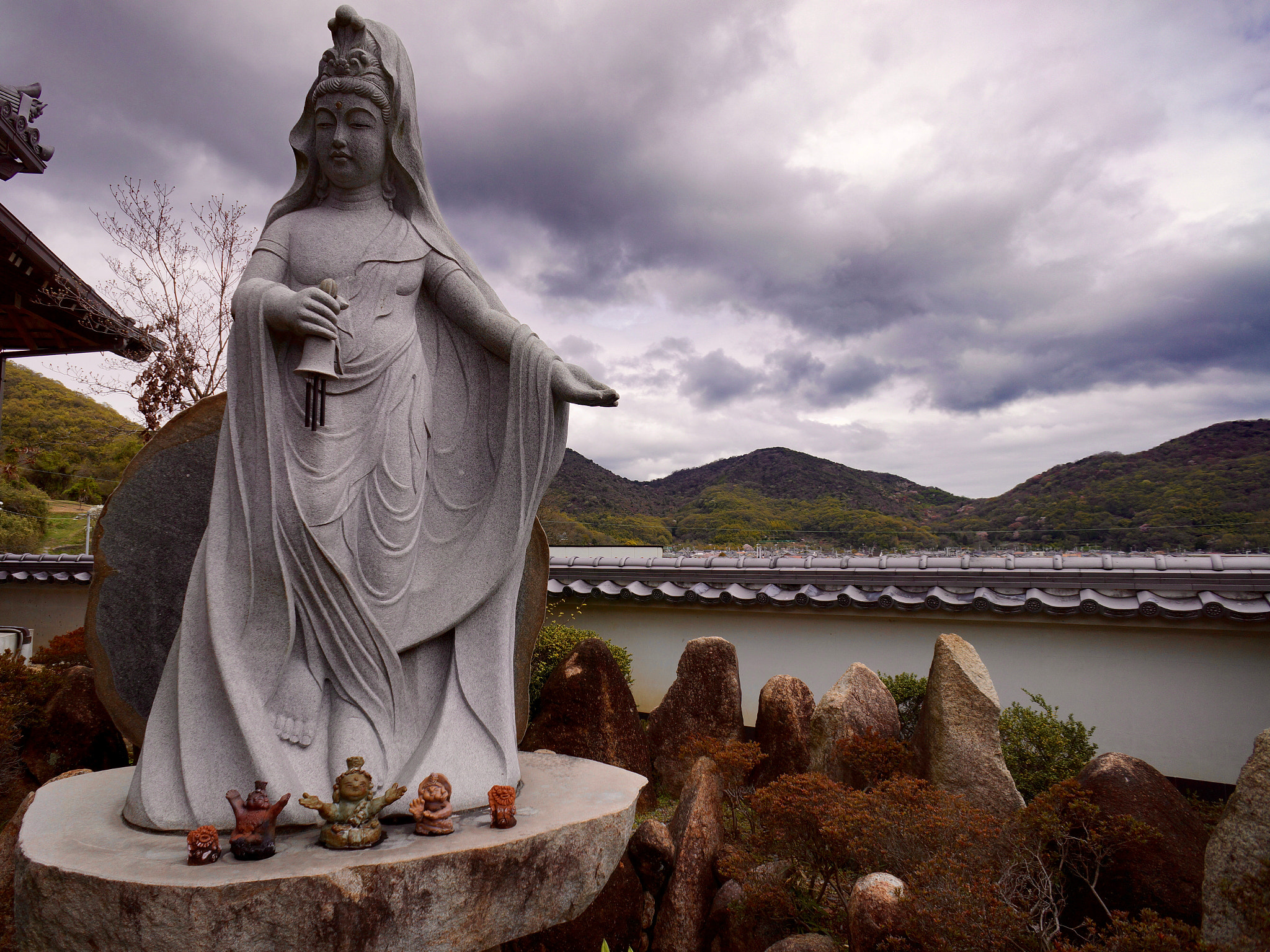 Sony Alpha NEX-7 + Sony E 16mm F2.8 sample photo. Kannon, goddess of mercy and small creatures photography