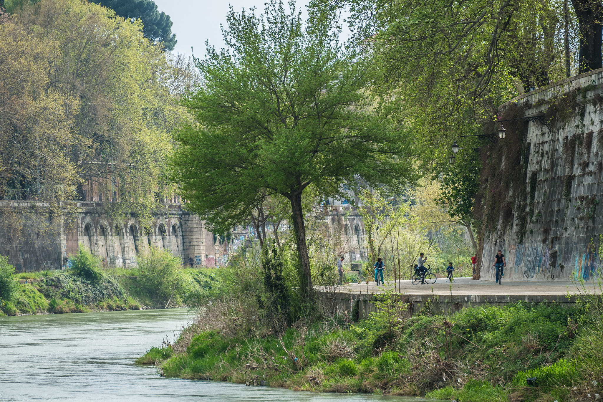 Fujifilm X-A2 + Fujifilm XC 50-230mm F4.5-6.7 OIS II sample photo. Rome. along the river photography