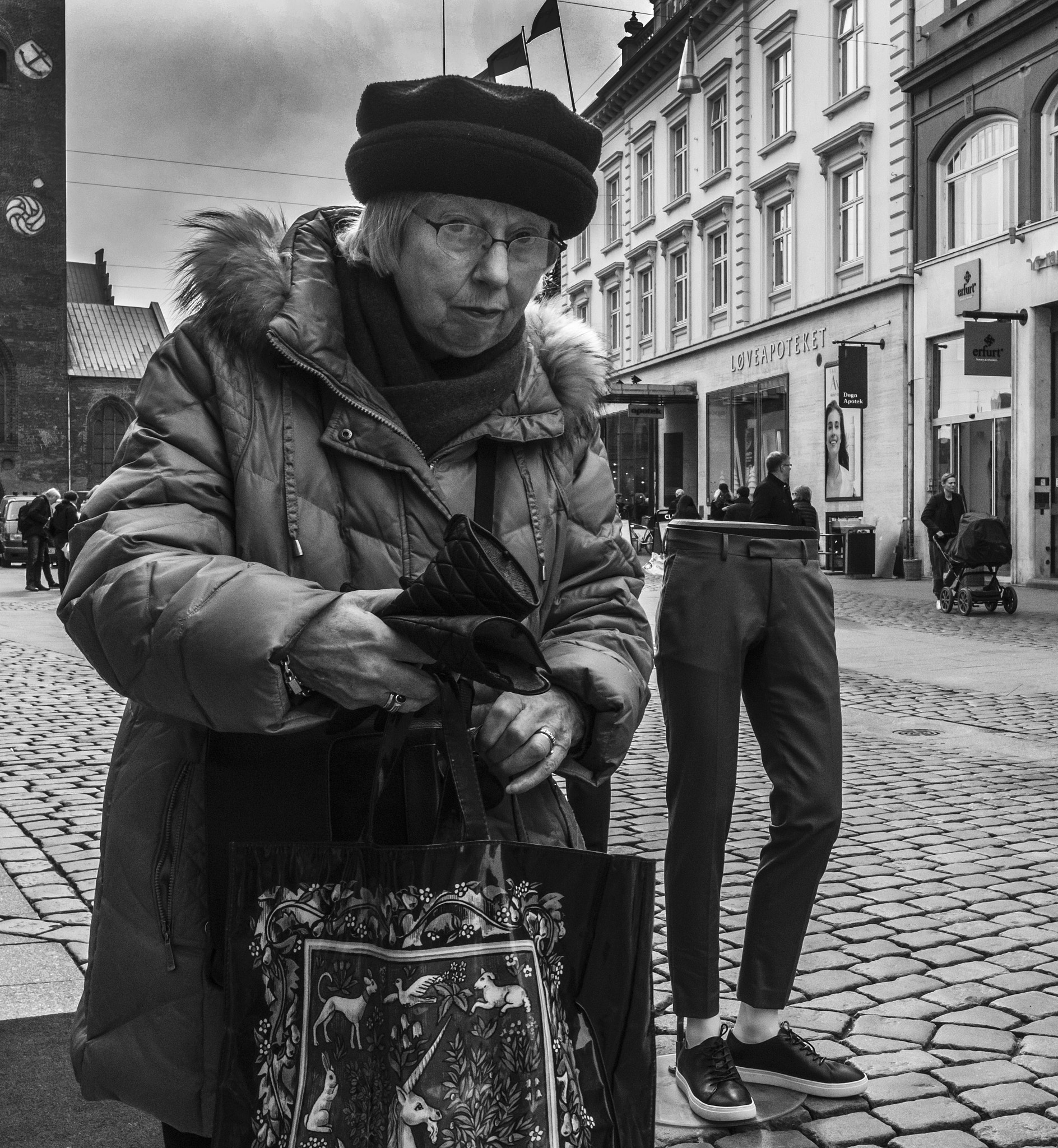 Nikon D7200 + Nikon AF-S Nikkor 20mm F1.8G ED sample photo. The woman and the half man photography