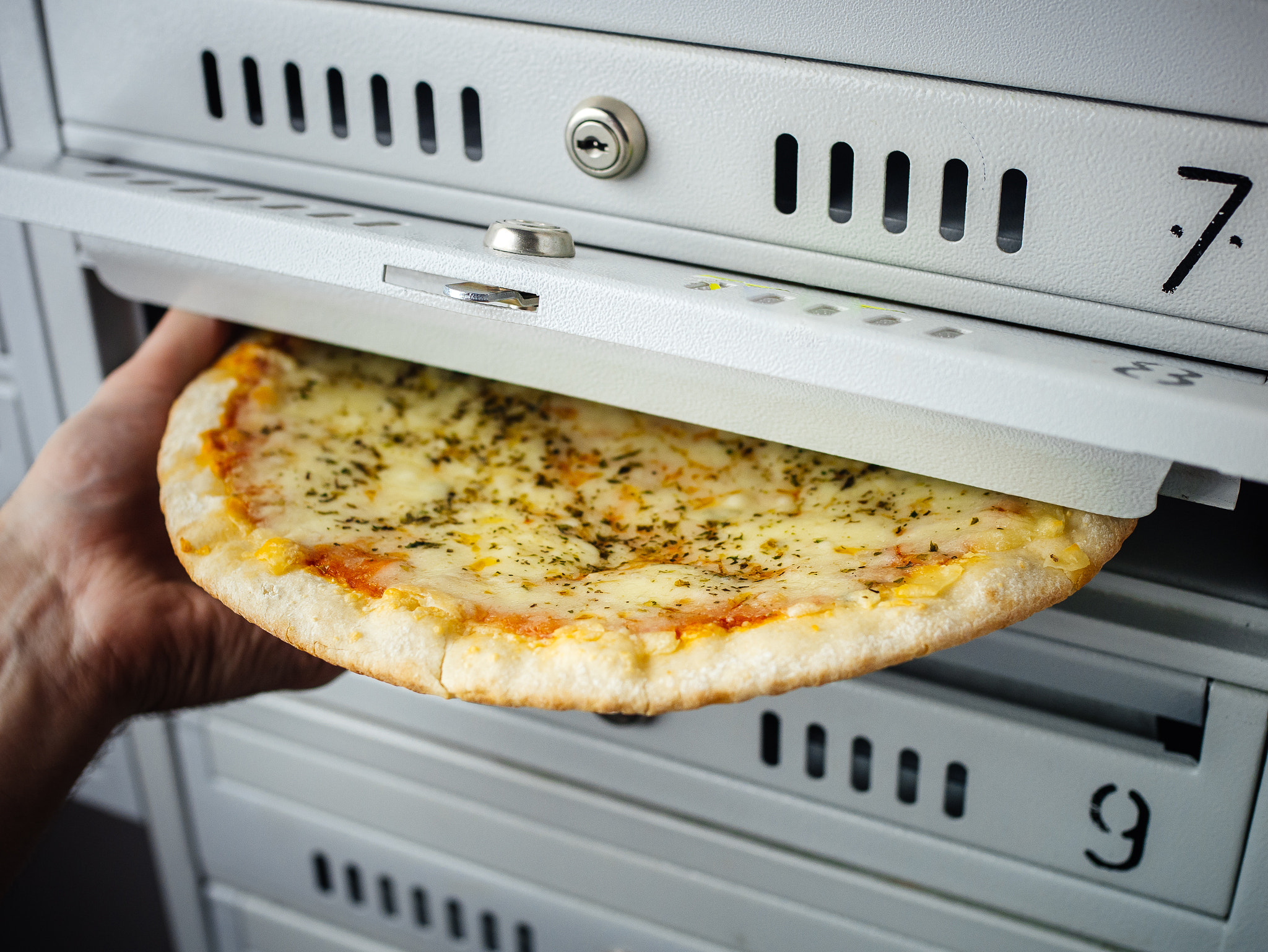 Panasonic Lumix DMC-GX7 + Olympus M.Zuiko Digital 25mm F1.8 sample photo. Pizza delivery fail.. photography
