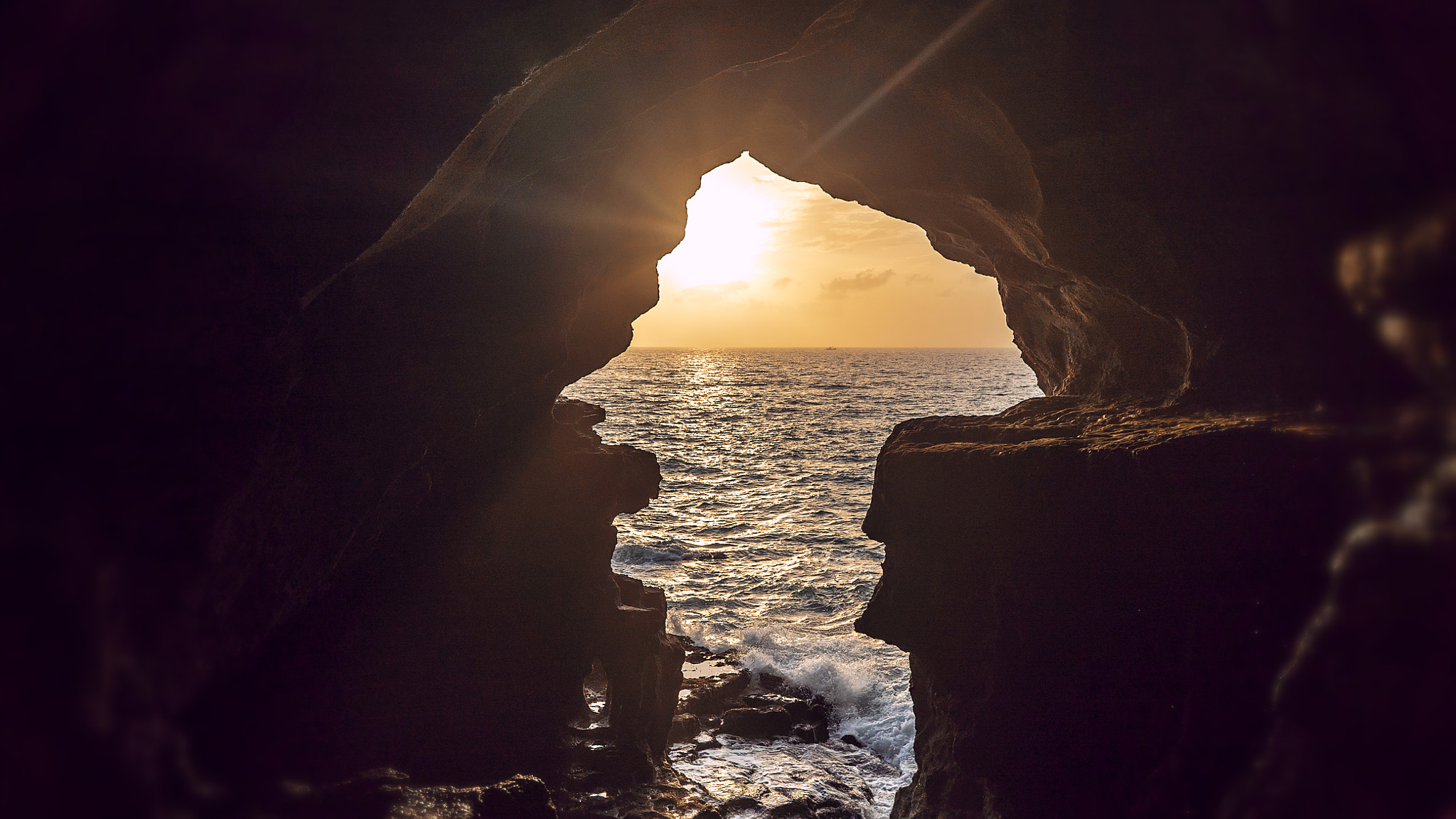 Sony a7S II + Sony FE 28mm F2 sample photo. Sunlight meets the cave photography