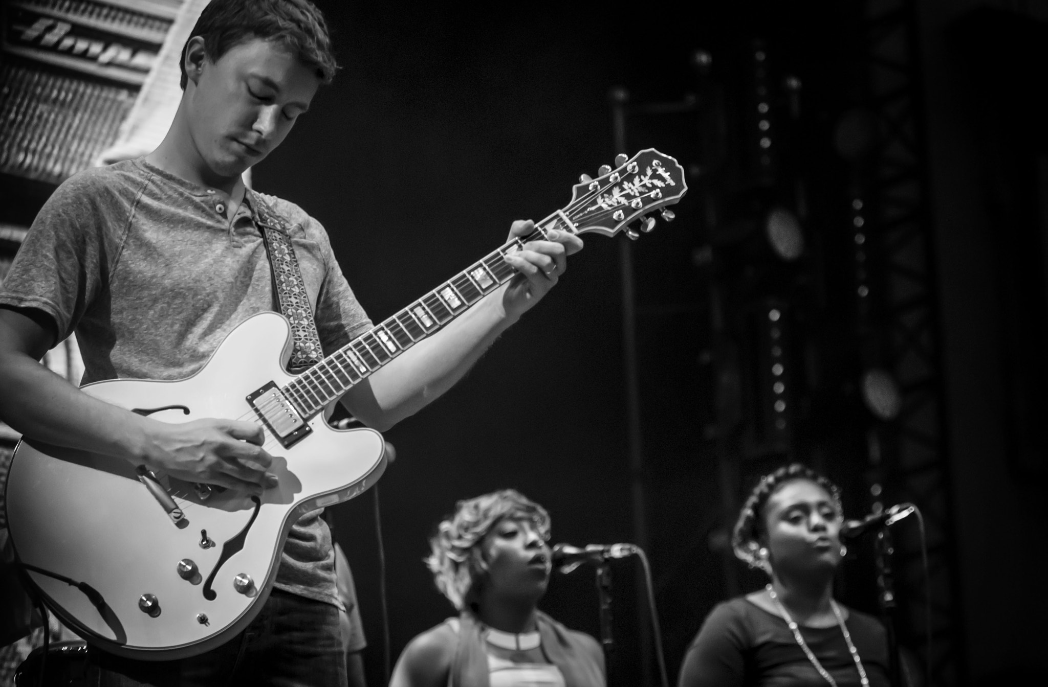 AF Zoom-Nikkor 80-200mm f/2.8 ED sample photo. Alabama shakes live in lucca summer festival photography