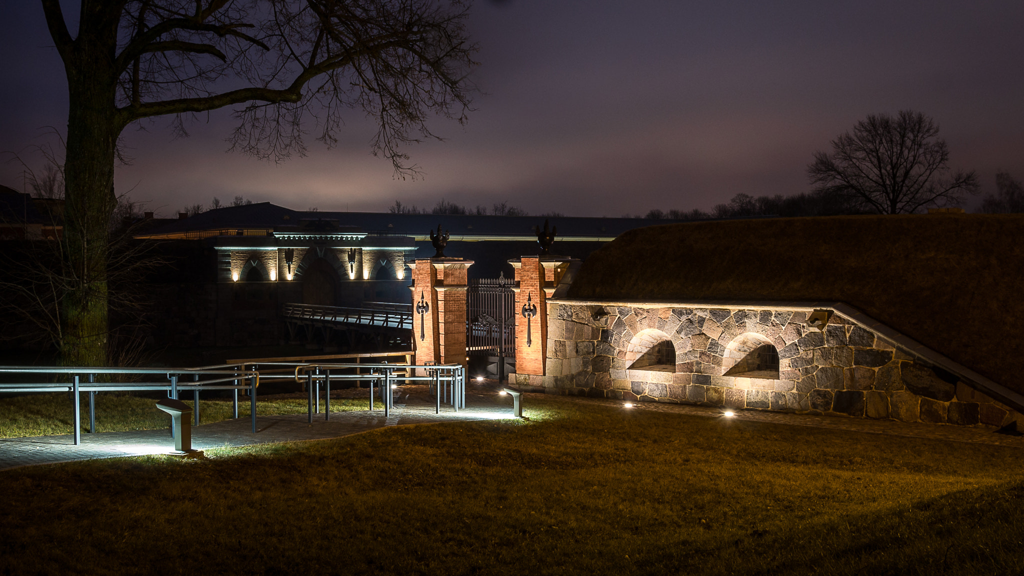 Sony Alpha a5000 (ILCE 5000) + Sigma 19mm F2.8 EX DN sample photo. Николаевские ворота photography