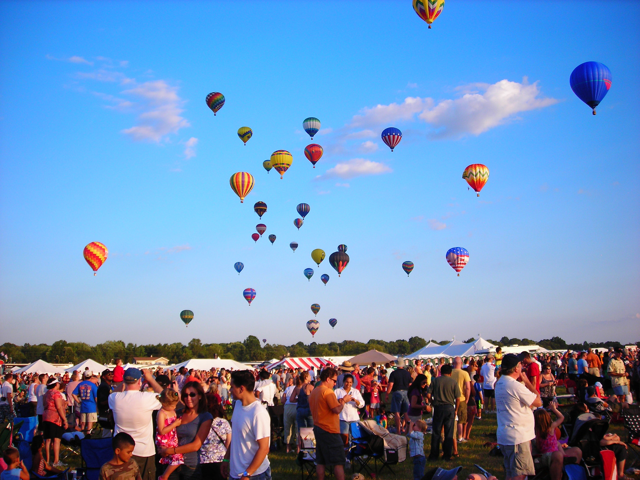 Nikon COOLPIX L3 sample photo. Balloon fest crowd photography