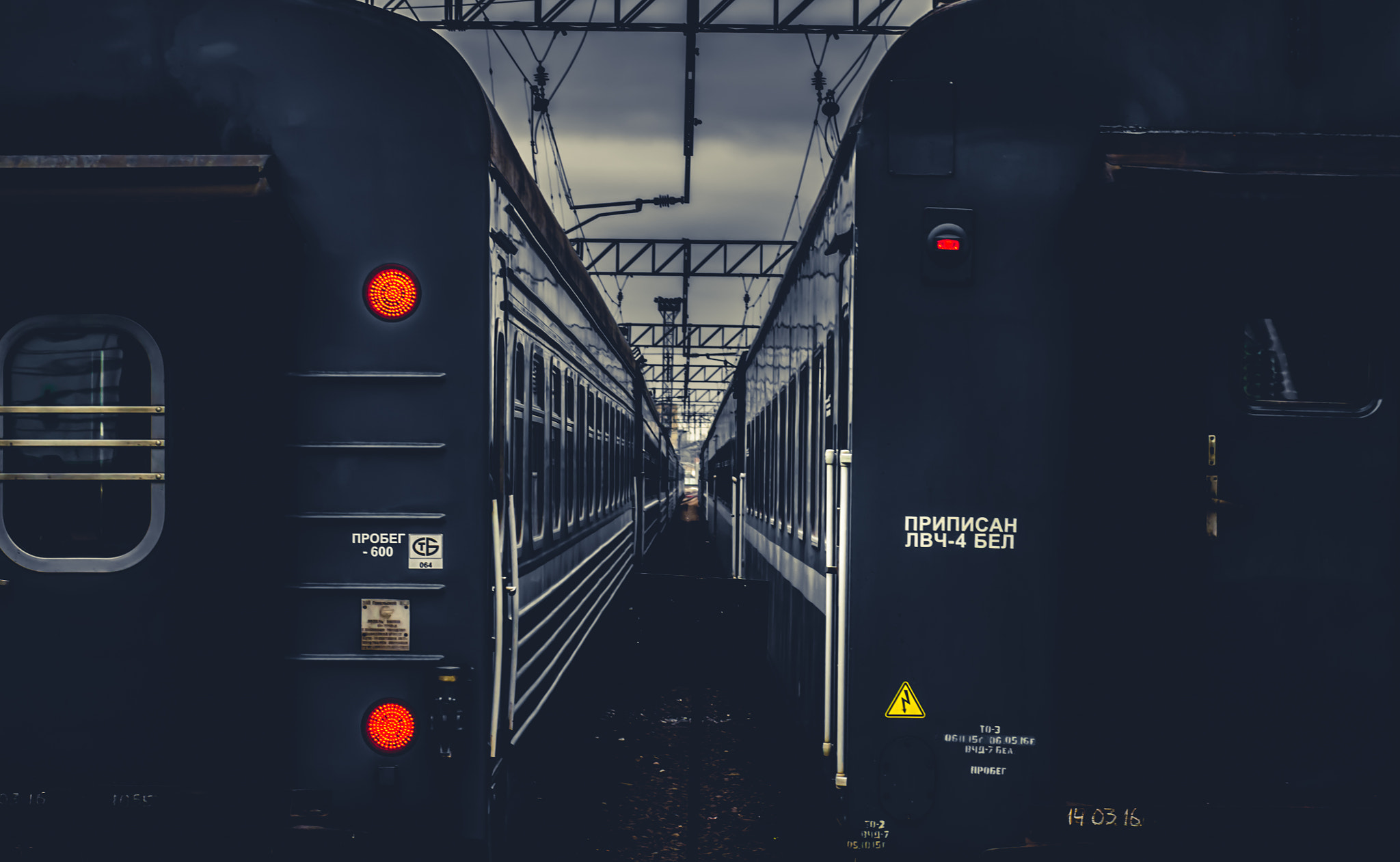 Sony Alpha DSLR-A500 + Sony 50mm F1.4 sample photo. Between two trains / red lights photography