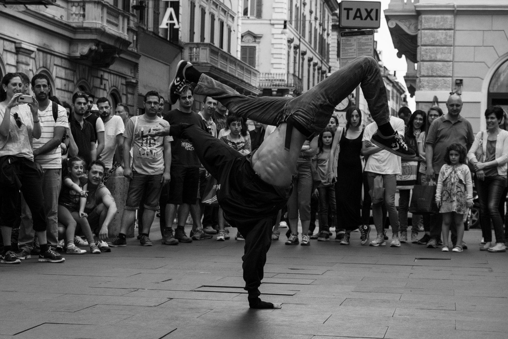 Sigma 18-200mm F3.5-6.3 II DC OS HSM sample photo. Street artist photography