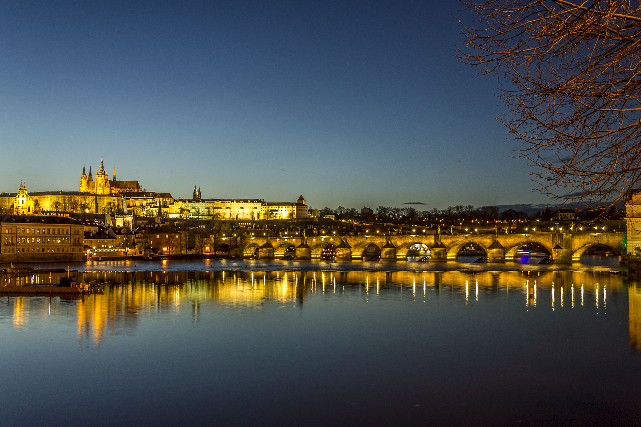 Canon EF-S 18-135mm F3.5-5.6 IS STM sample photo. Anocheciendo en praga photography