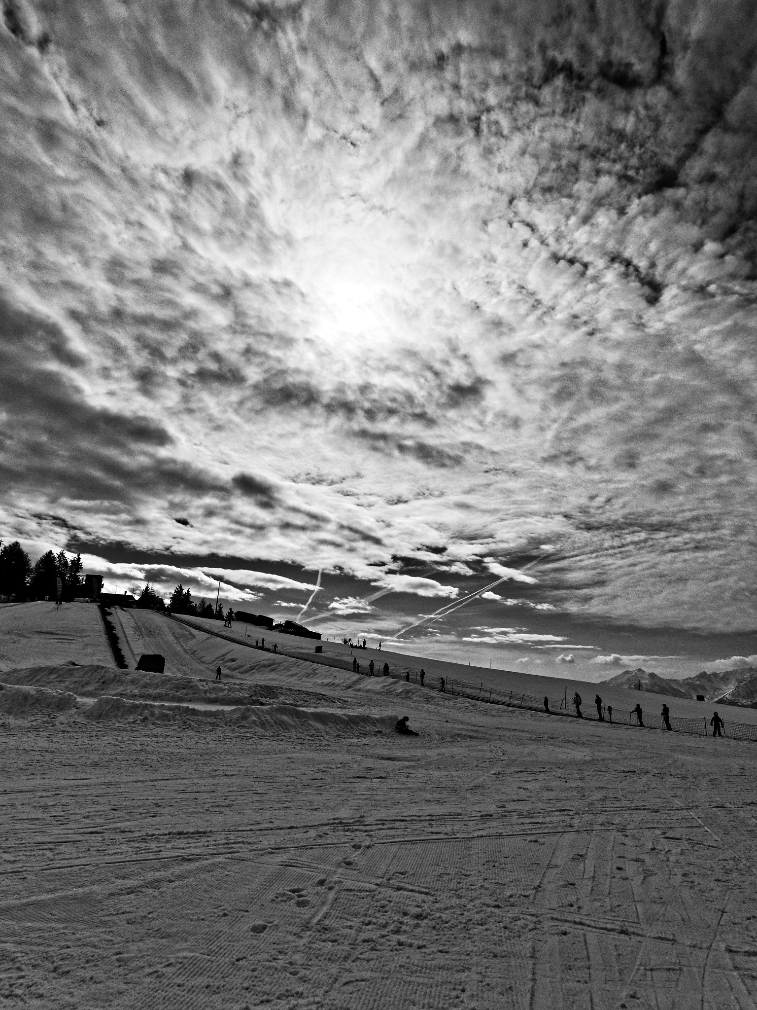 Olympus OM-D E-M10 II + OLYMPUS M.9-18mm F4.0-5.6 sample photo. Sciare con un cielo assurdo photography